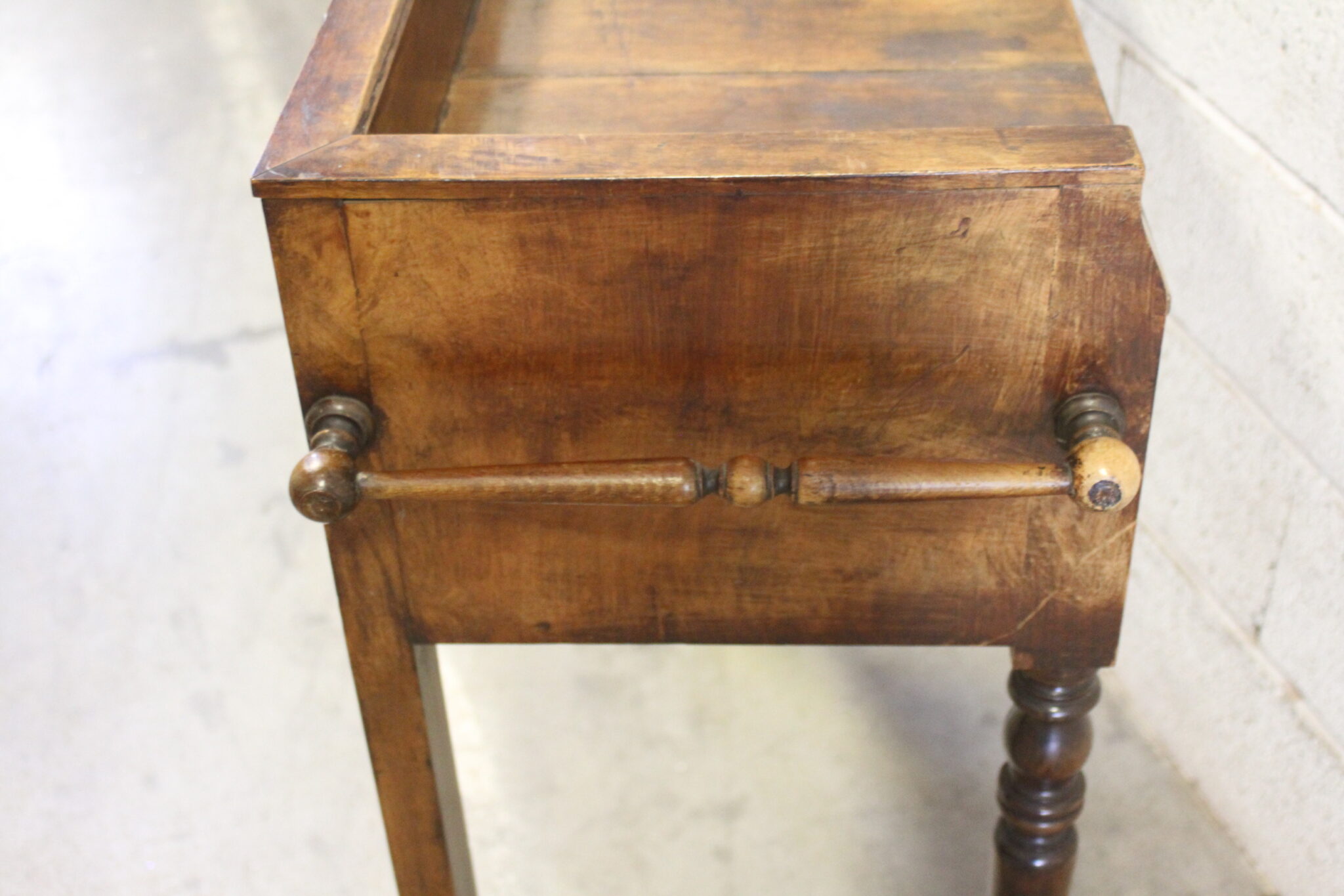 ancienne-table-de-toilette-en-bois-pieds-tourne-tiroir-a-compartiments-en-facade-belle-patine-mobilier-brocante-occasion-emmaus-scherwiller-etikette (1)