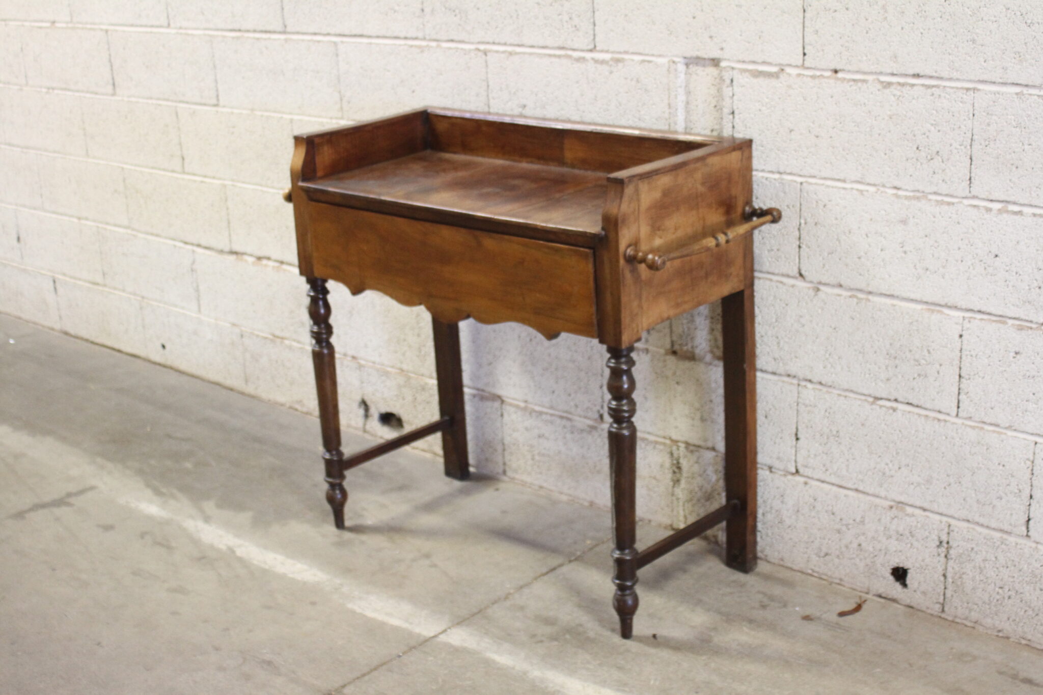 ancienne-table-de-toilette-en-bois-pieds-tourne-tiroir-a-compartiments-en-facade-belle-patine-mobilier-brocante-occasion-emmaus-scherwiller-etikette (2)