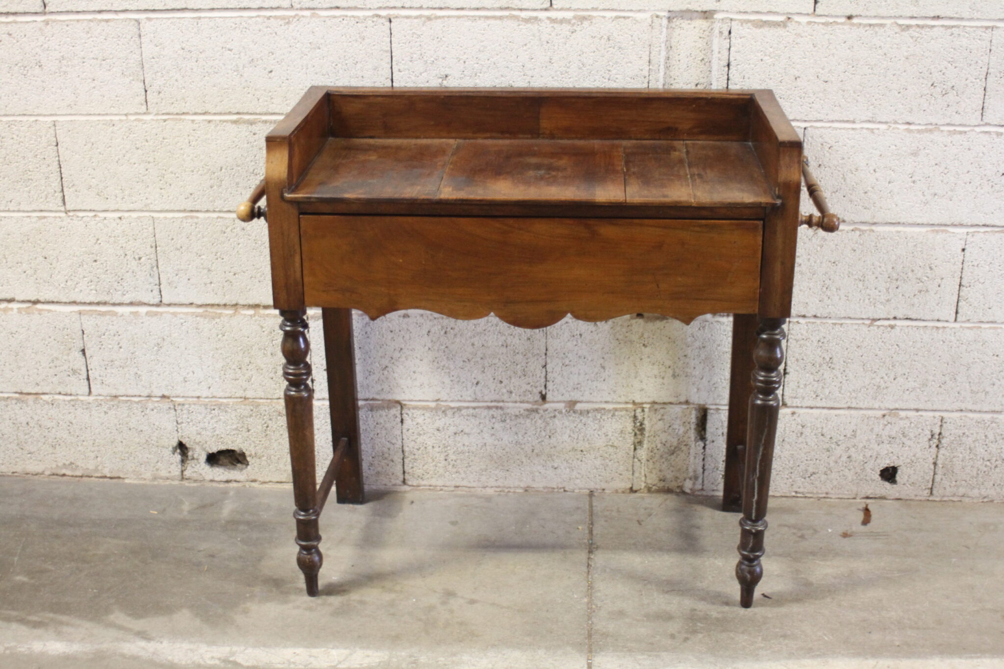 ancienne-table-de-toilette-en-bois-pieds-tourne-tiroir-a-compartiments-en-facade-belle-patine-mobilier-brocante-occasion-emmaus-scherwiller-etikette (3)