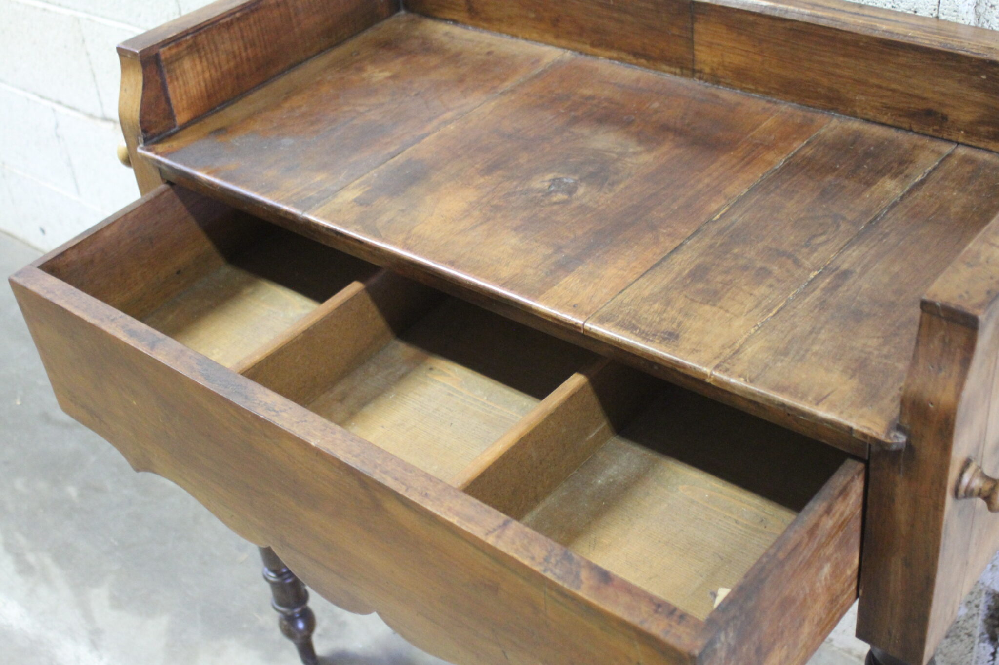 ancienne-table-de-toilette-en-bois-pieds-tourne-tiroir-a-compartiments-en-facade-belle-patine-mobilier-brocante-occasion-emmaus-scherwiller-etikette (4)