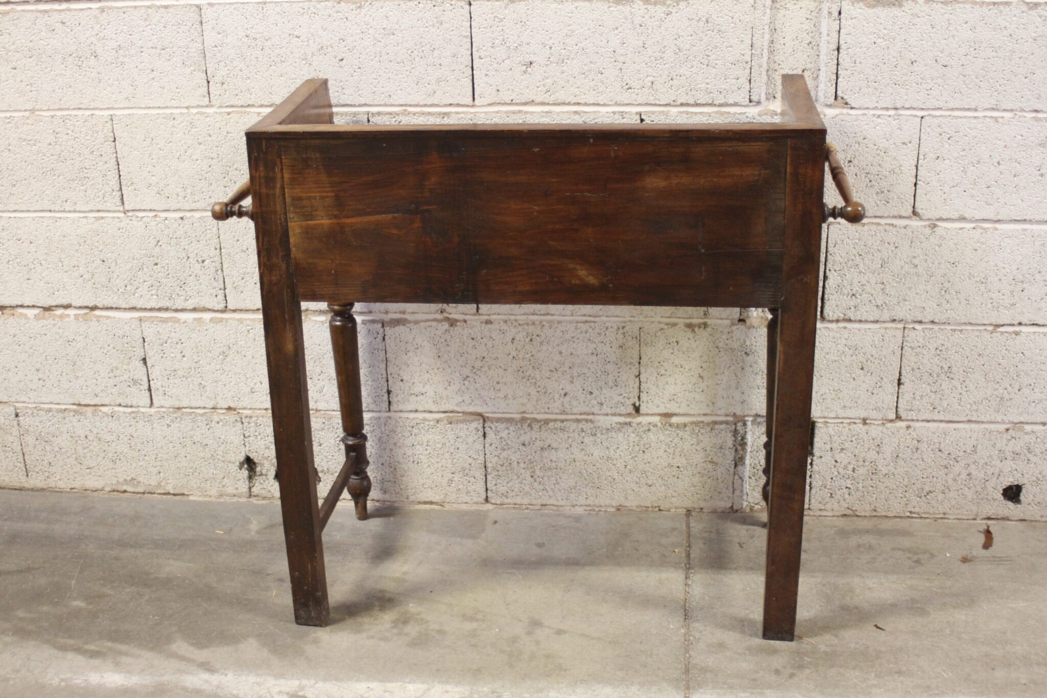 ancienne-table-de-toilette-en-bois-pieds-tourne-tiroir-a-compartiments-en-facade-belle-patine-mobilier-brocante-occasion-emmaus-scherwiller-etikette (5)