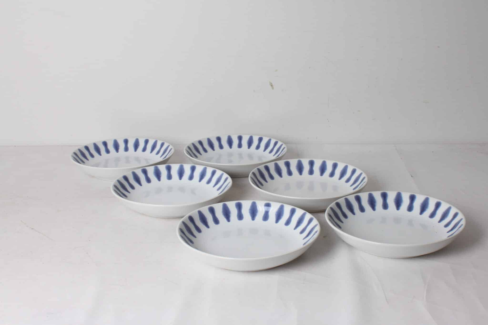 assiettes-creuses-en-porcelaine-decor-traits-bleu-sur-le-bord-le-temps-des-ephemeres-art-de-la-table-occasion-emmaus-scherwiller-etikette (2)