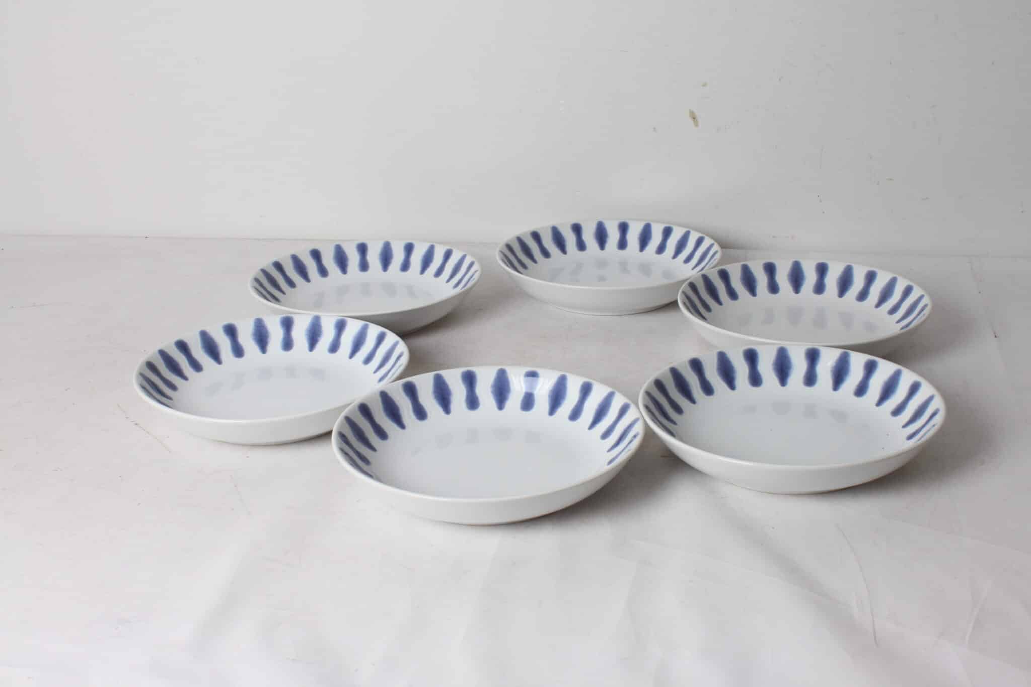 assiettes-creuses-en-porcelaine-decor-traits-bleu-sur-le-bord-le-temps-des-ephemeres-art-de-la-table-occasion-emmaus-scherwiller-etikette (3)