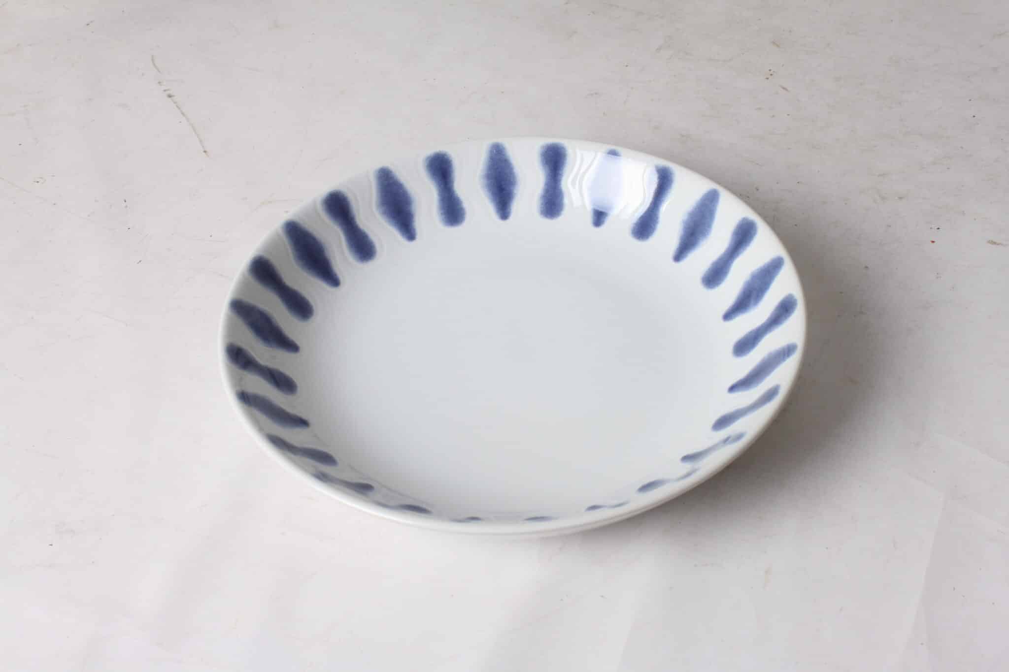 assiettes-creuses-en-porcelaine-decor-traits-bleu-sur-le-bord-le-temps-des-ephemeres-art-de-la-table-occasion-emmaus-scherwiller-etikette (4)