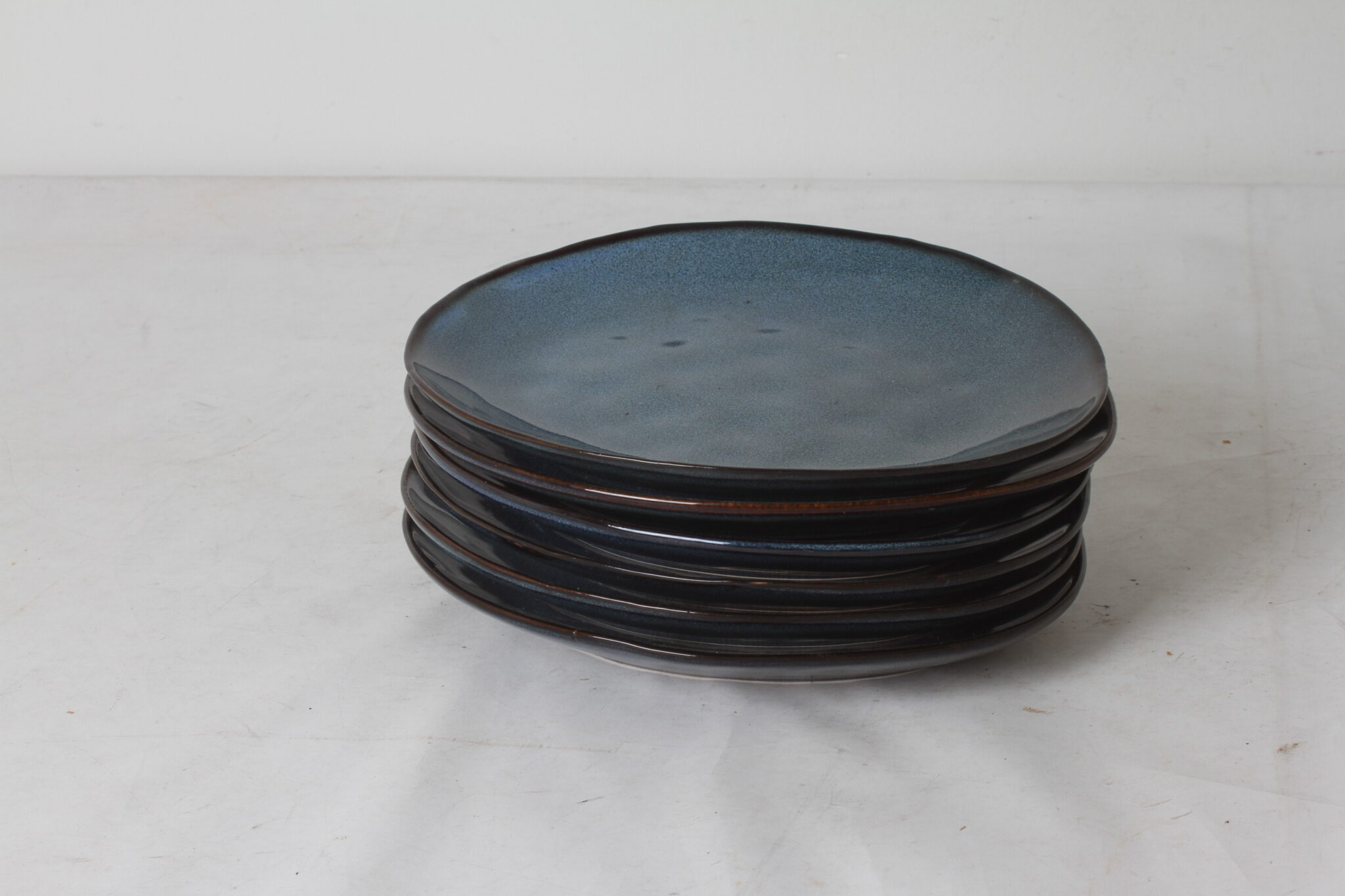 assiettes-galet-en-gres-emaille-bleu-nuance-art-de-la-table-artisanal-brocante-occasion-emmaus-scherwiller-etikette (1)