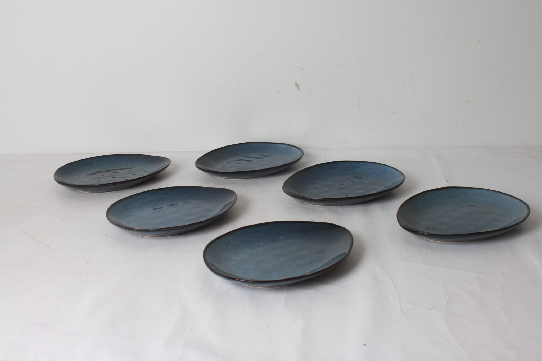 assiettes-galet-en-gres-emaille-bleu-nuance-art-de-la-table-artisanal-brocante-occasion-emmaus-scherwiller-etikette (2)