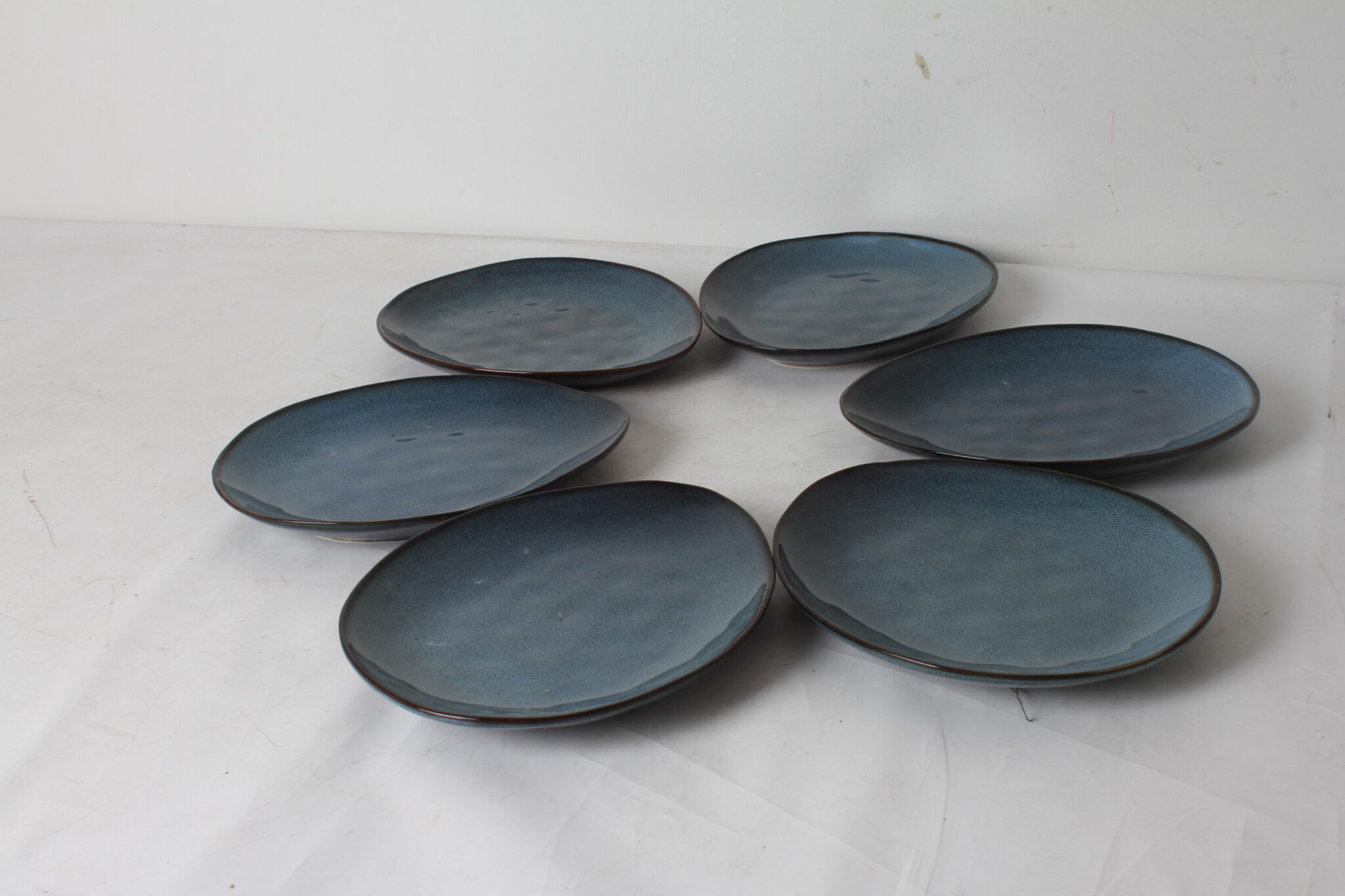 assiettes-galet-en-gres-emaille-bleu-nuance-art-de-la-table-artisanal-brocante-occasion-emmaus-scherwiller-etikette (3)