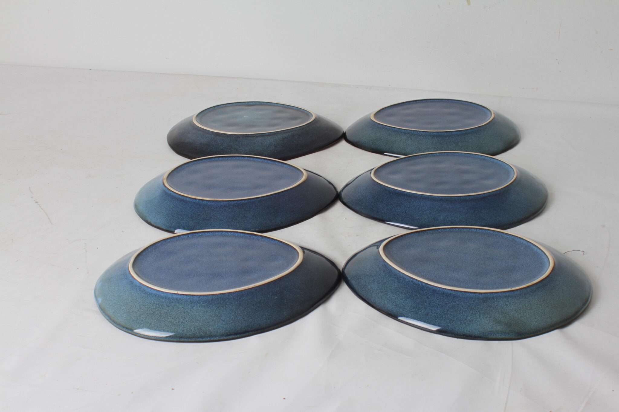 assiettes-galet-en-gres-emaille-bleu-nuance-art-de-la-table-artisanal-brocante-occasion-emmaus-scherwiller-etikette (4)