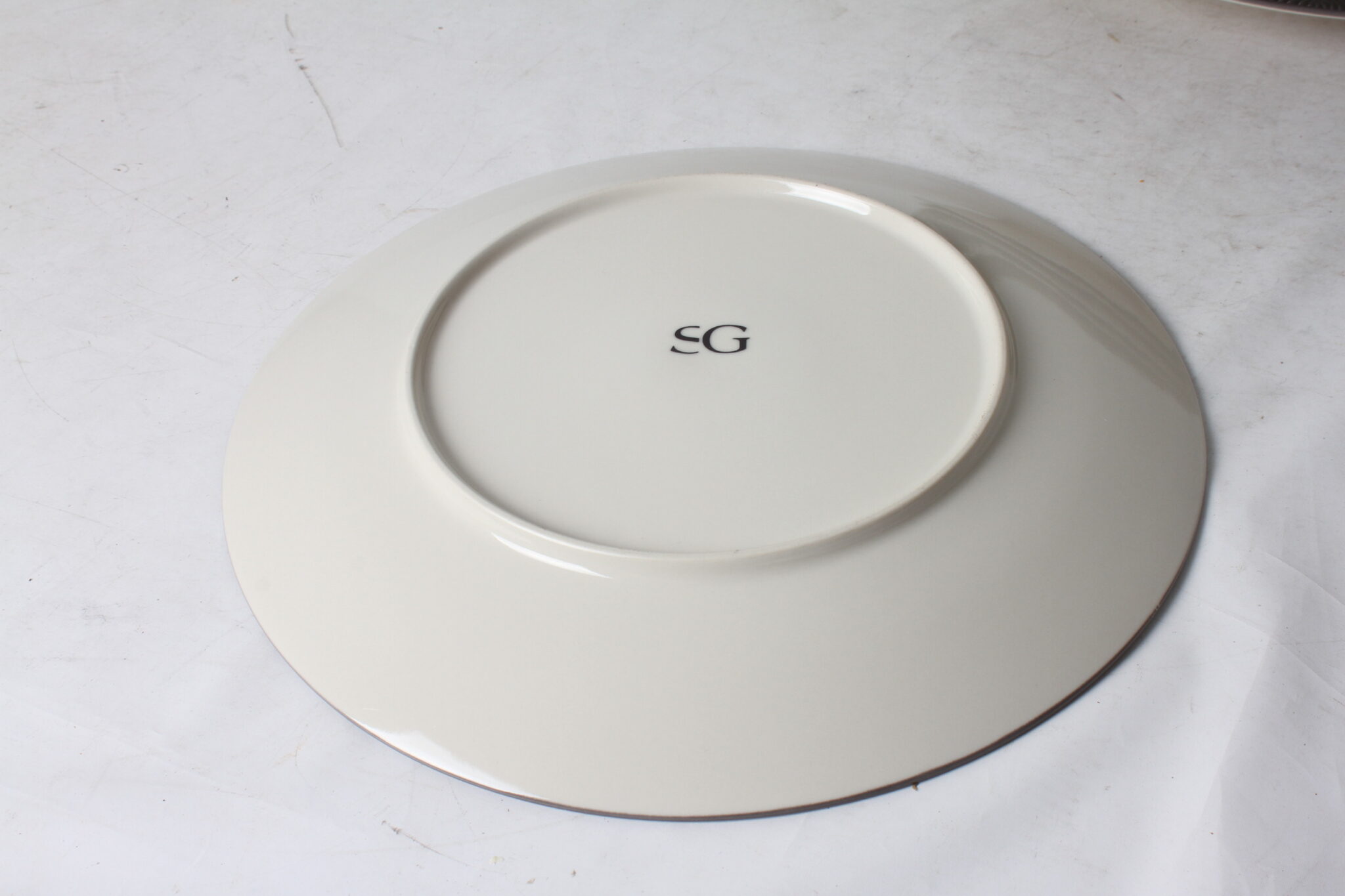 assiettes-plates-secret-de-gourmet-design-scandinave-degrade-gris-art-de-la-table-occasion-emmaus-scherwiller-etikette(1)