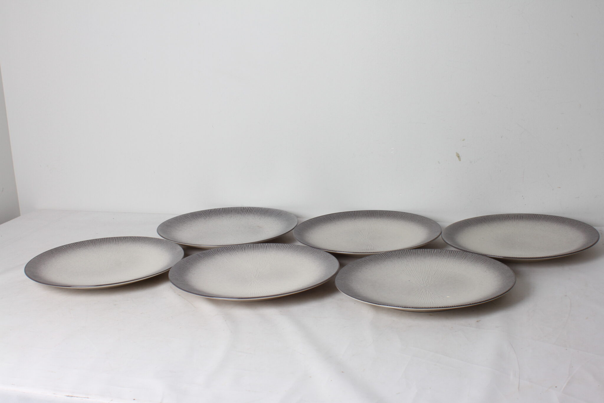 assiettes-plates-secret-de-gourmet-design-scandinave-degrade-gris-art-de-la-table-occasion-emmaus-scherwiller-etikette(2)