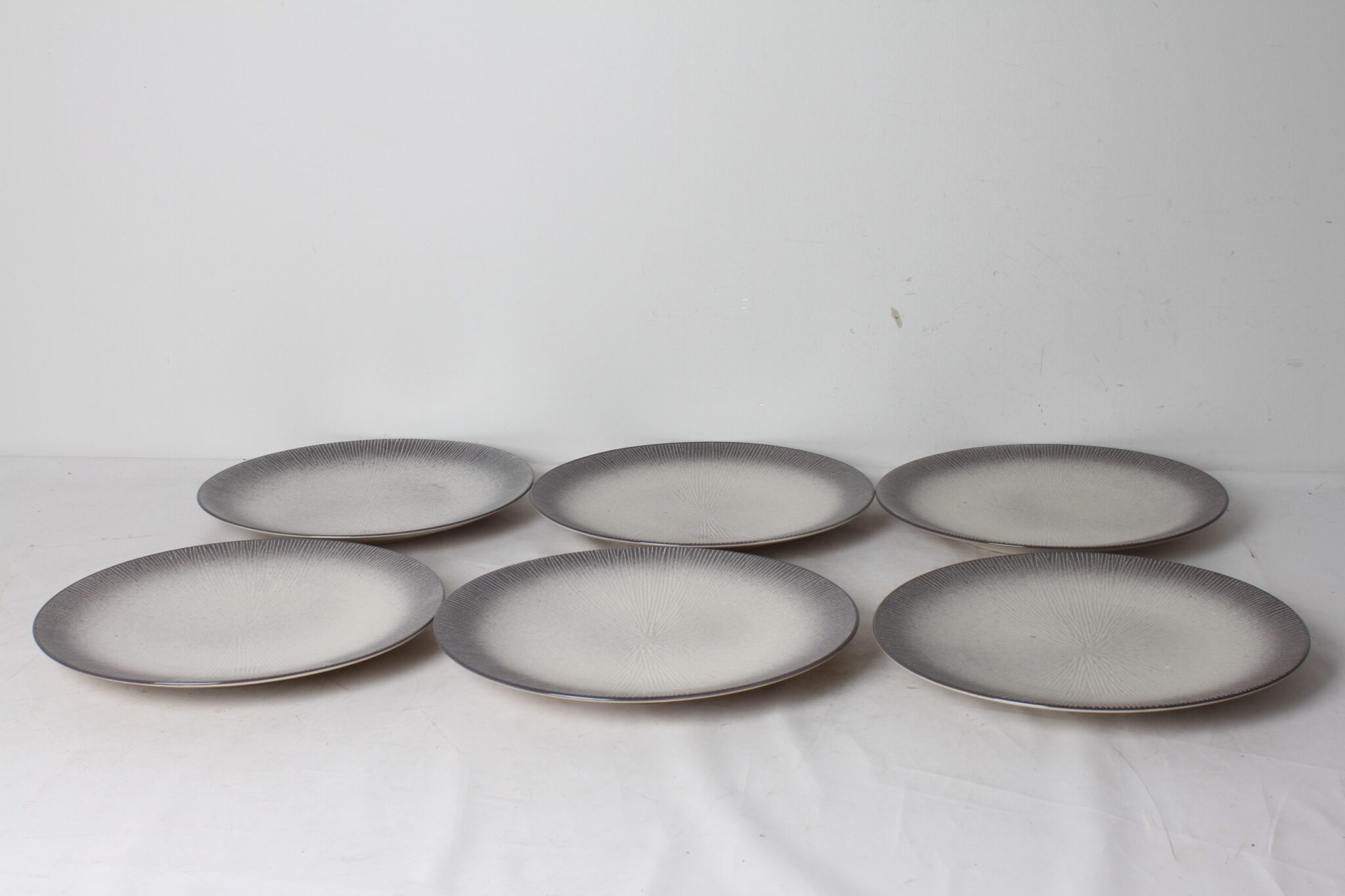 assiettes-plates-secret-de-gourmet-design-scandinave-degrade-gris-art-de-la-table-occasion-emmaus-scherwiller-etikette(3)