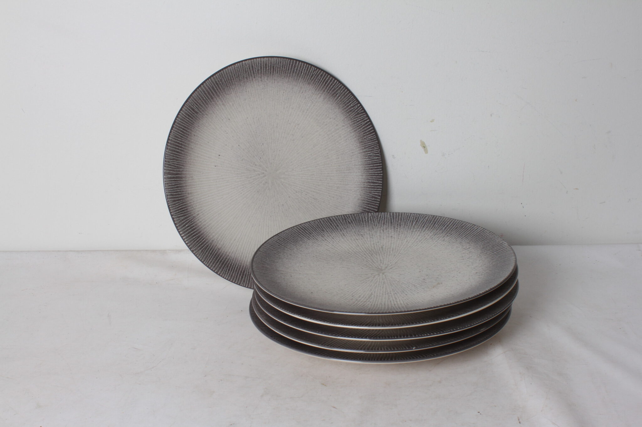 assiettes-plates-secret-de-gourmet-design-scandinave-degrade-gris-art-de-la-table-occasion-emmaus-scherwiller-etikette(4)