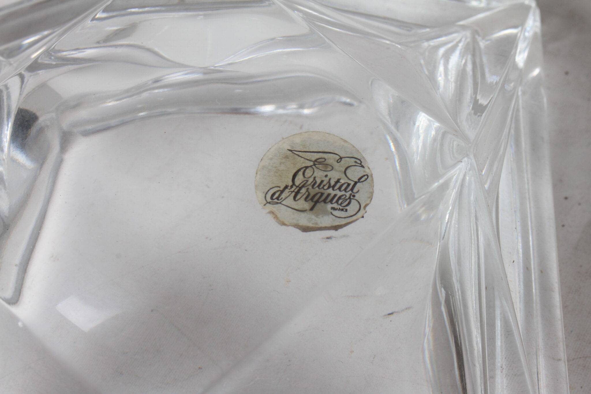 cendrier-en-cristal-d'arques-design-geometrique-a-parois-epaisses-objets-deco-brocante-occasion-emmaus-scherwiller-etikette (1)