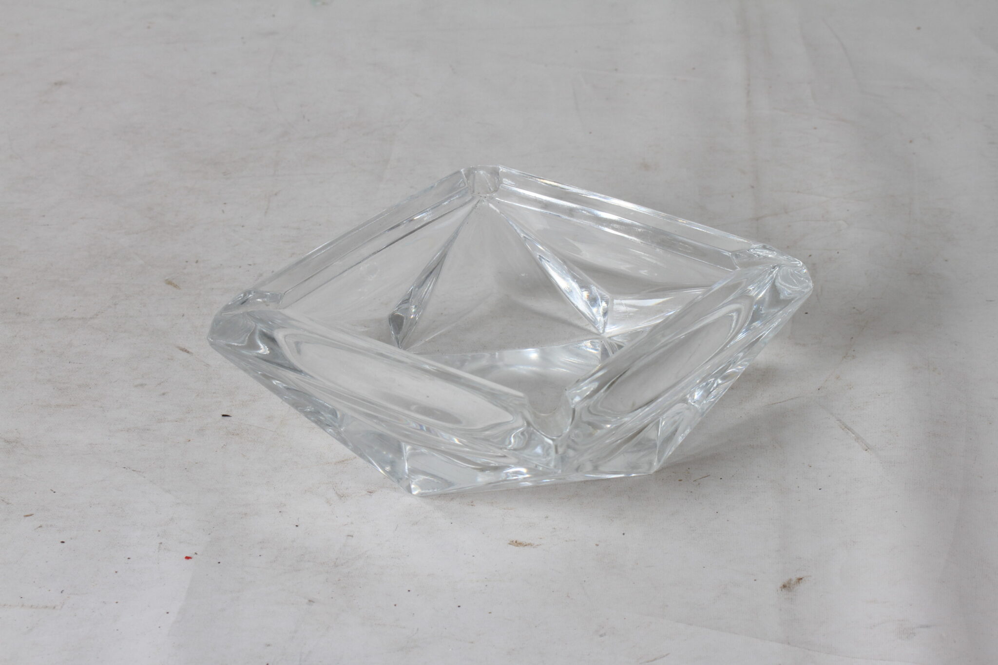 cendrier-en-cristal-d'arques-design-geometrique-a-parois-epaisses-objets-deco-brocante-occasion-emmaus-scherwiller-etikette (2)