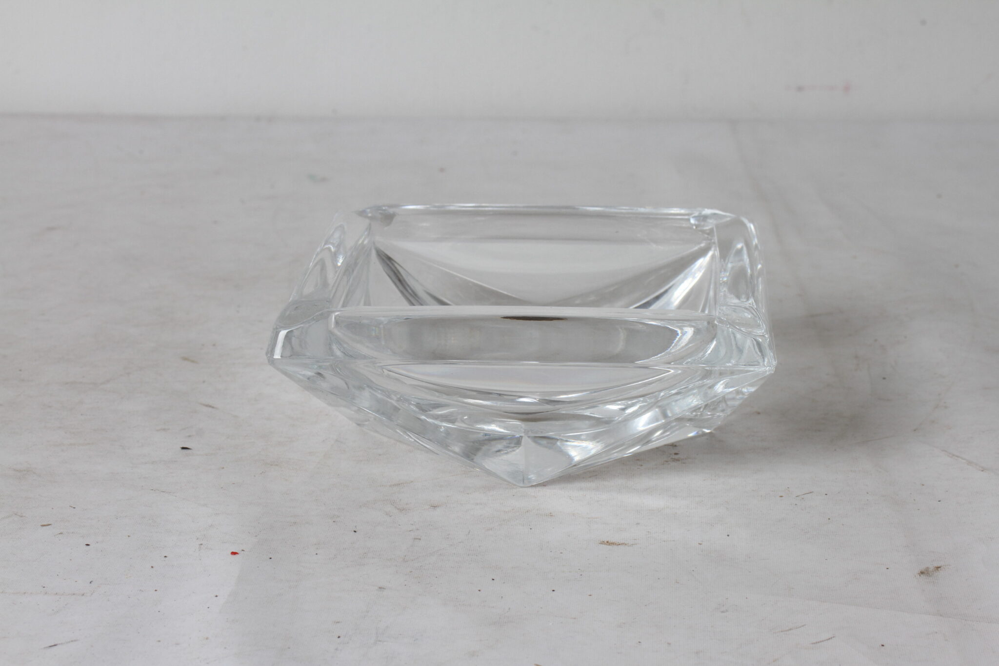 cendrier-en-cristal-d'arques-design-geometrique-a-parois-epaisses-objets-deco-brocante-occasion-emmaus-scherwiller-etikette (3)