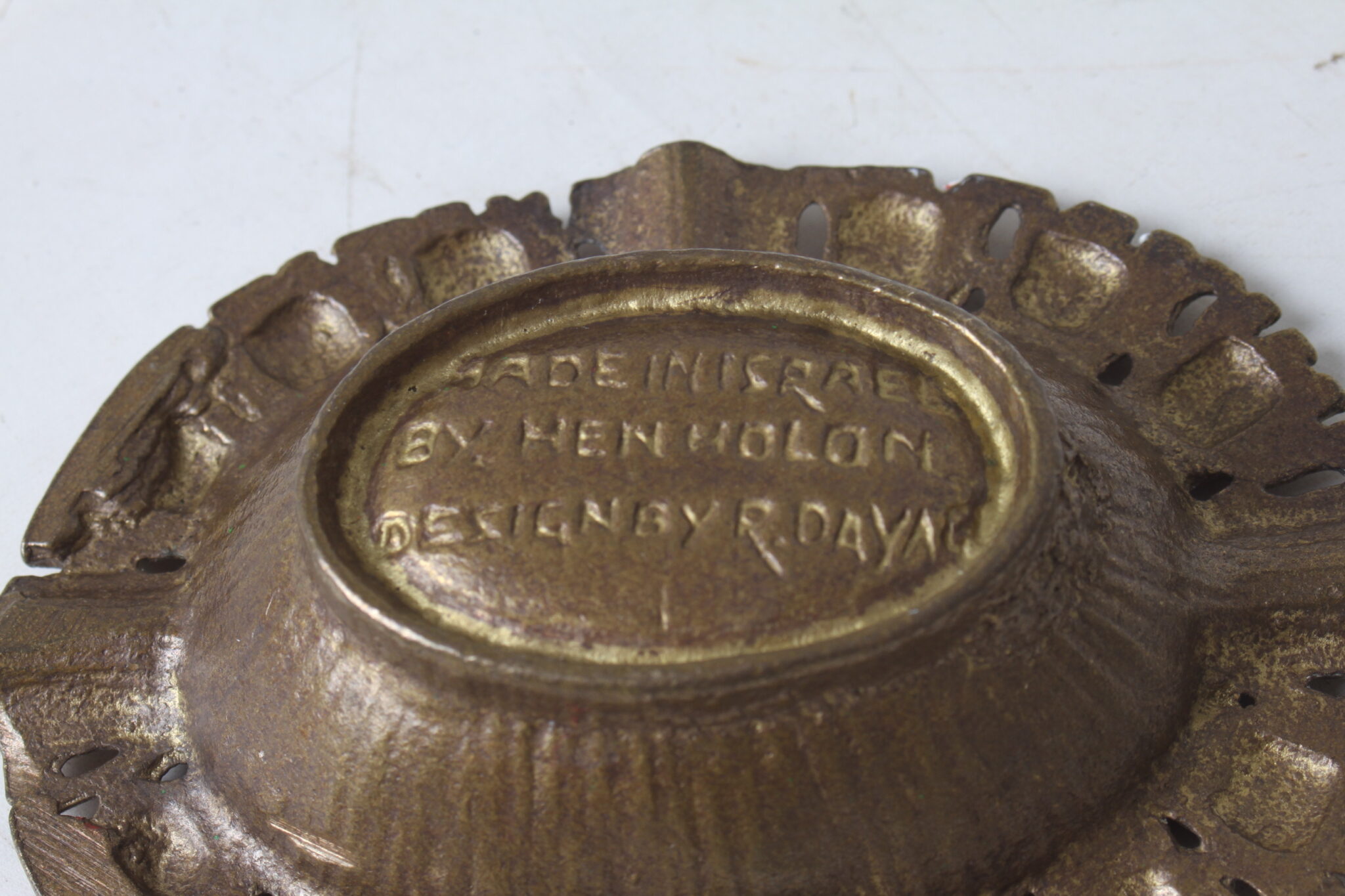 Cendrier vintage en laiton doré – Image 5