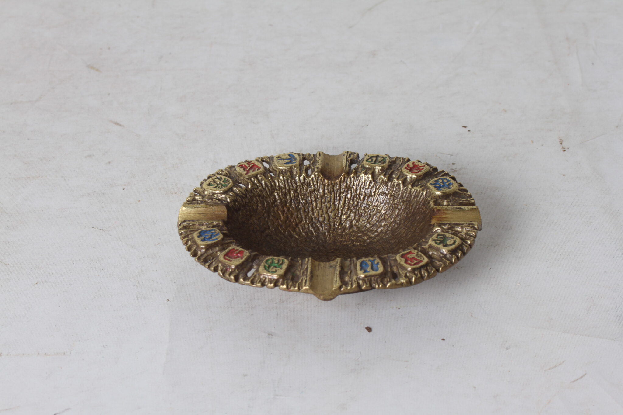 Cendrier vintage en laiton doré – Image 2