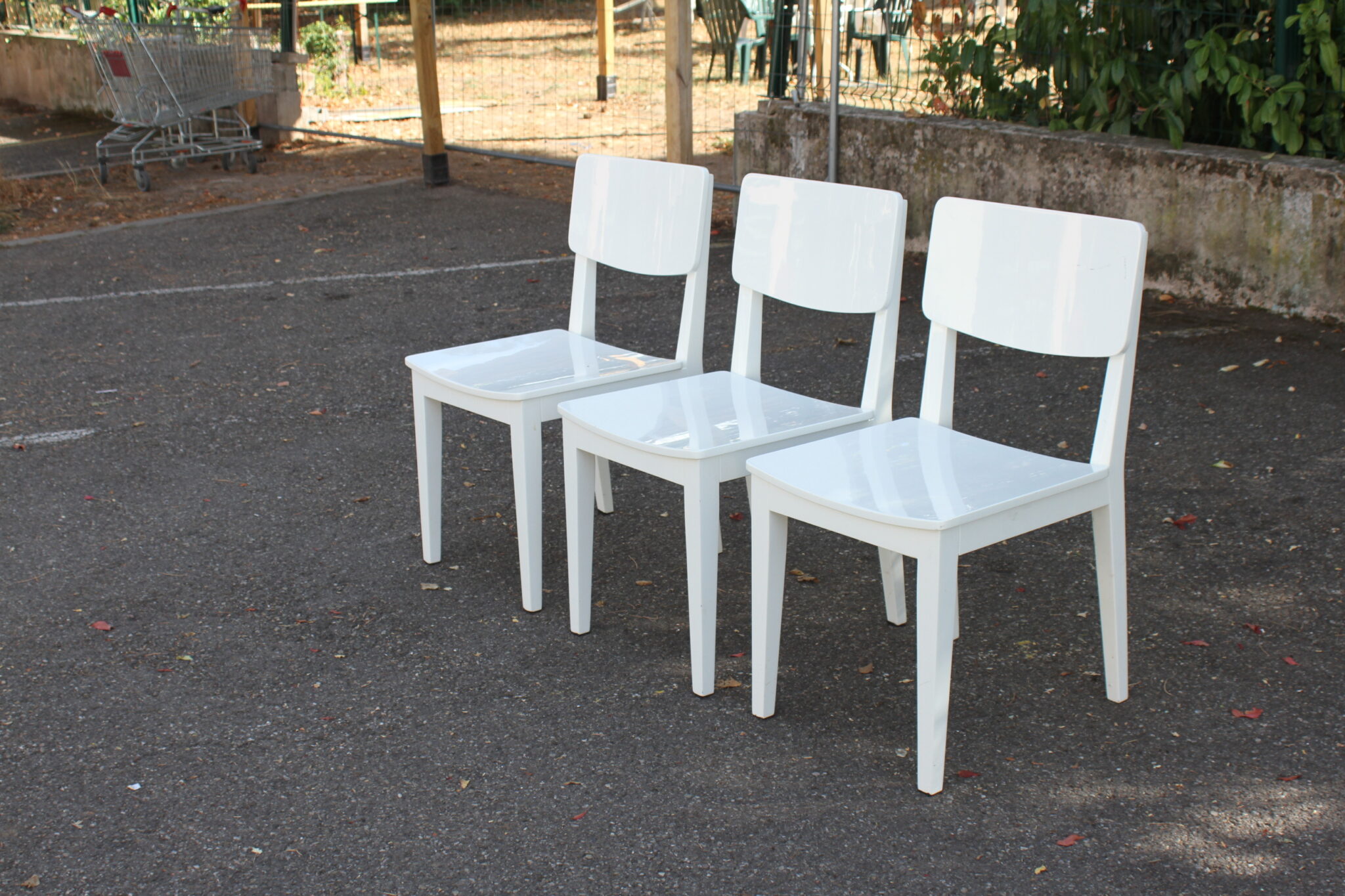 Chaises design finition laquée blanc