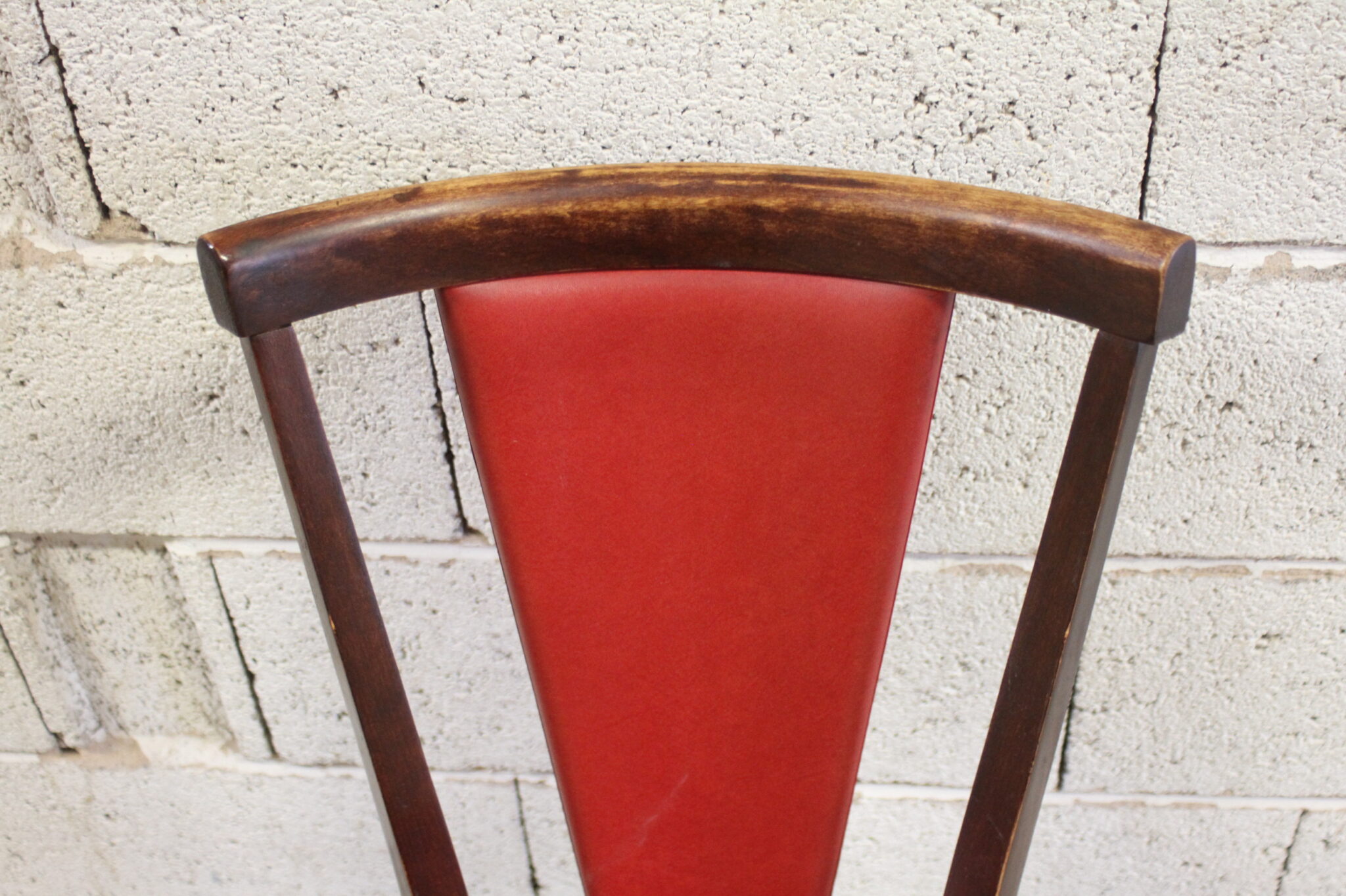 chaises-vintage-bois-fonce-skai-rouge-mobilier-brocante-occasion-emmaus-scherwiller-etikette (1)