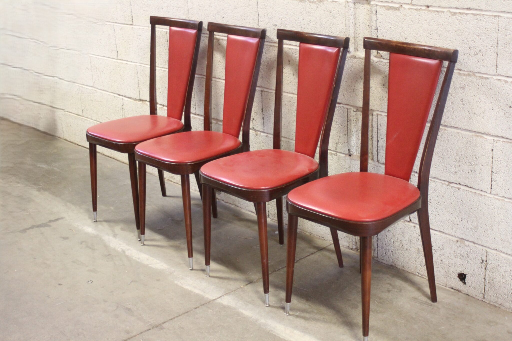 chaises-vintage-bois-fonce-skai-rouge-mobilier-brocante-occasion-emmaus-scherwiller-etikette (2)