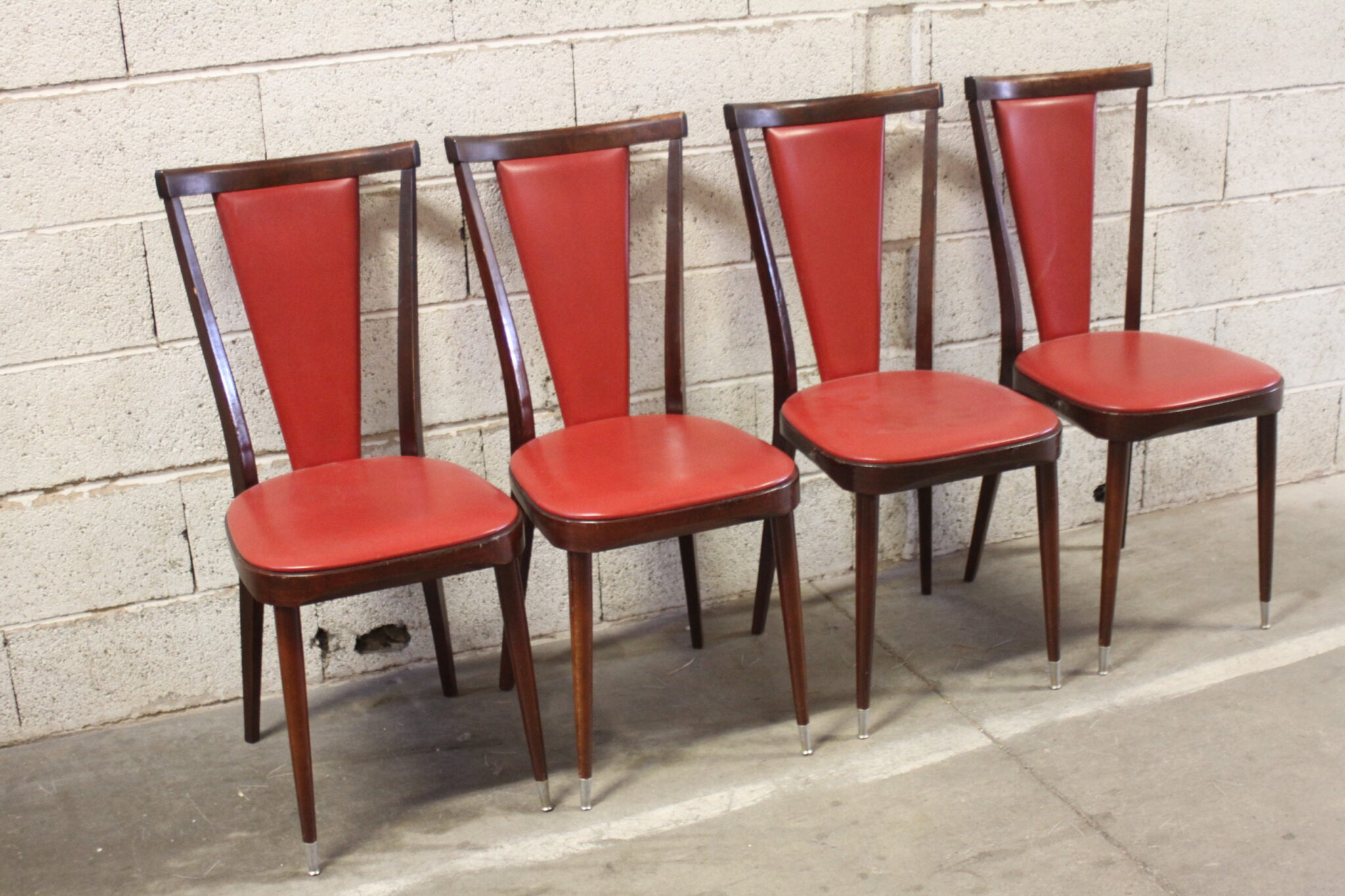 chaises-vintage-bois-fonce-skai-rouge-mobilier-brocante-occasion-emmaus-scherwiller-etikette (3)