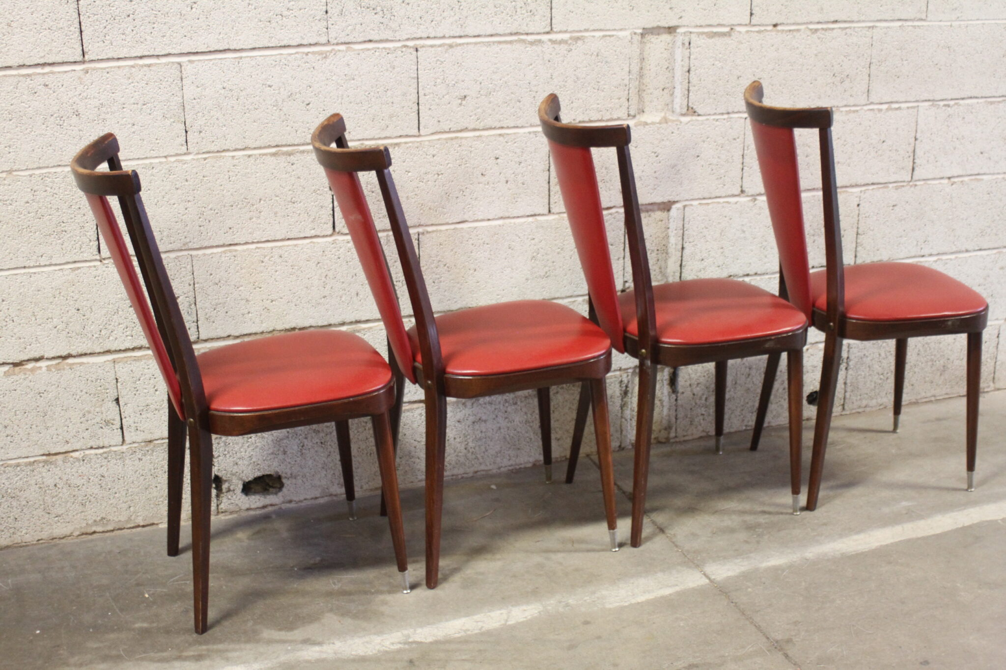 chaises-vintage-bois-fonce-skai-rouge-mobilier-brocante-occasion-emmaus-scherwiller-etikette (4)