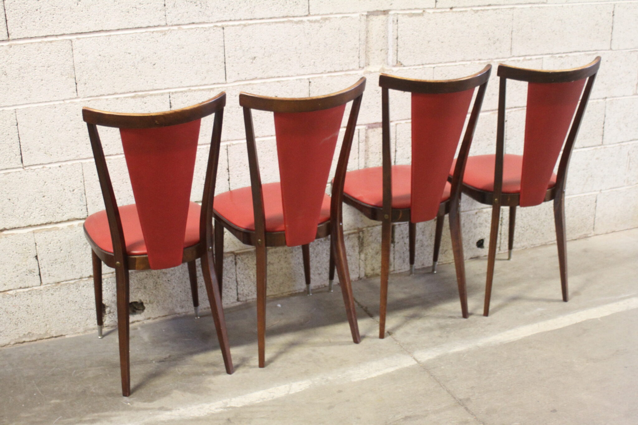 chaises-vintage-bois-fonce-skai-rouge-mobilier-brocante-occasion-emmaus-scherwiller-etikette (5)