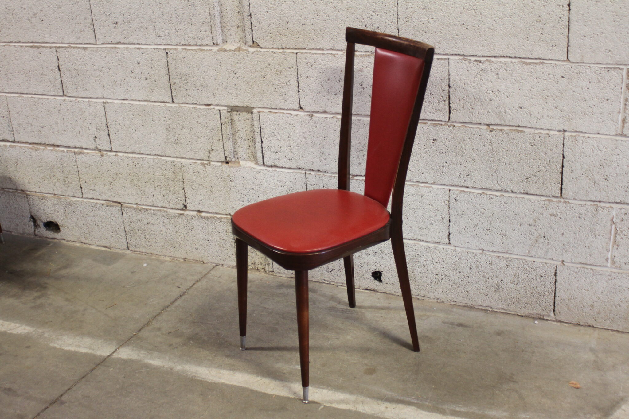 chaises-vintage-bois-fonce-skai-rouge-mobilier-brocante-occasion-emmaus-scherwiller-etikette (6)