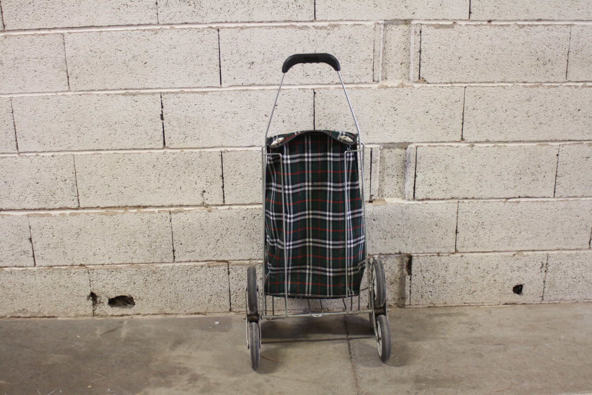 chariot-de-courses-vintage-caddie-motif-ecossais-carreaux-vert-occasion-brocante-emmaus-scherwiller-etikette (1)