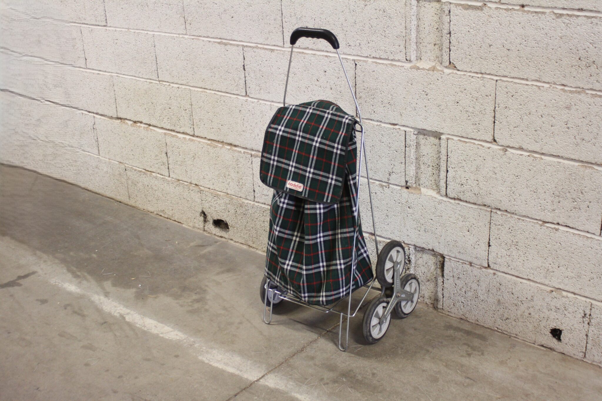 chariot-de-courses-vintage-caddie-motif-ecossais-carreaux-vert-occasion-brocante-emmaus-scherwiller-etikette (2)