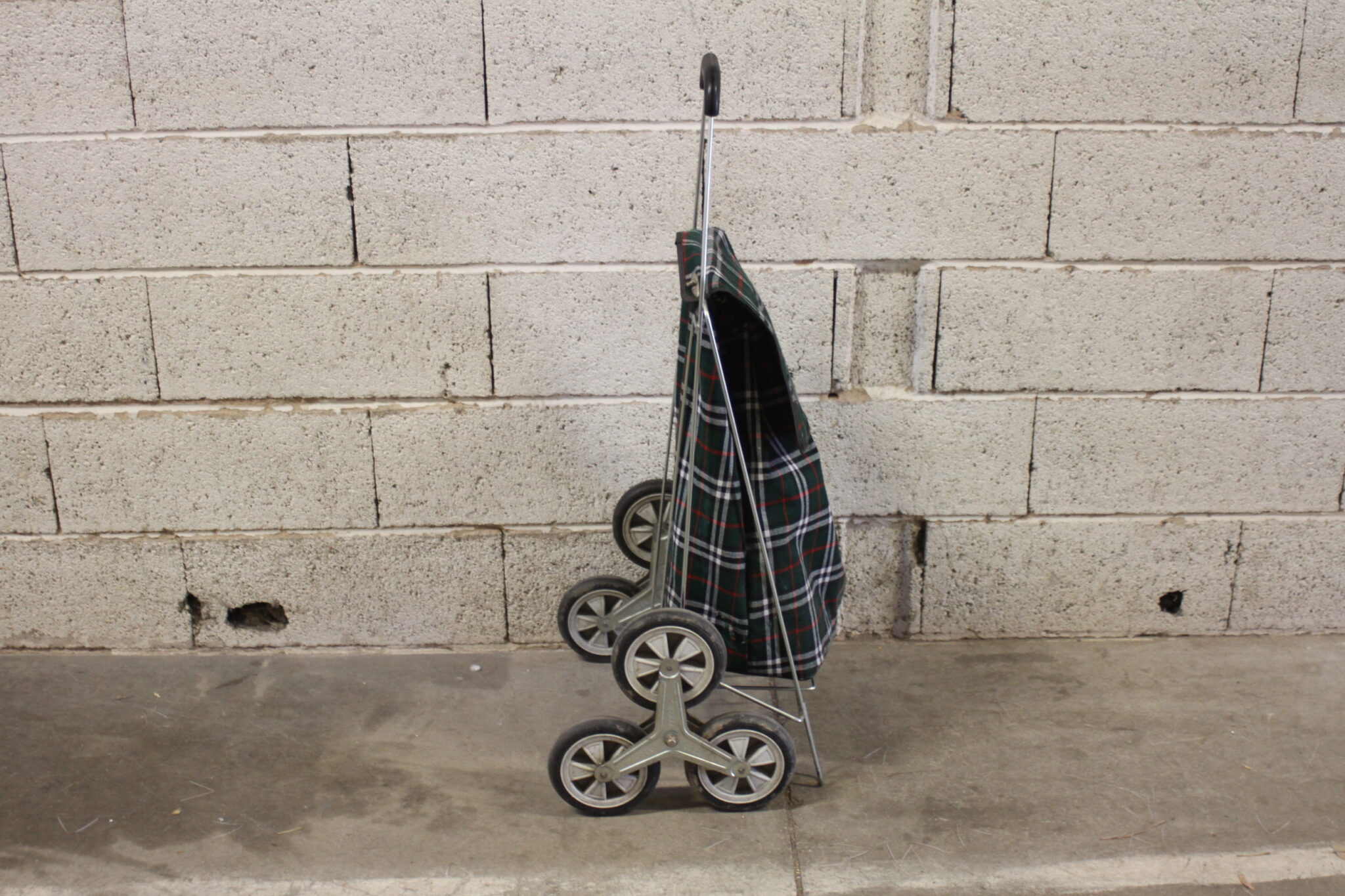 chariot-de-courses-vintage-caddie-motif-ecossais-carreaux-vert-occasion-brocante-emmaus-scherwiller-etikette (4)
