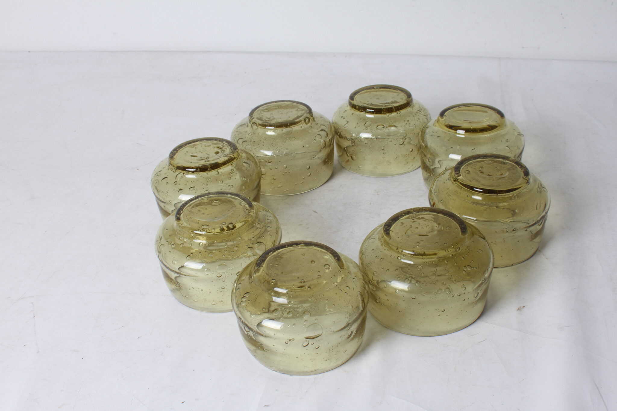 coupelles-en-verre-bulle-couleur-ambre-style-verre-de-biot-art-de-la-table-brocante-occasion-emmaus-scherwiller-etikette (1)