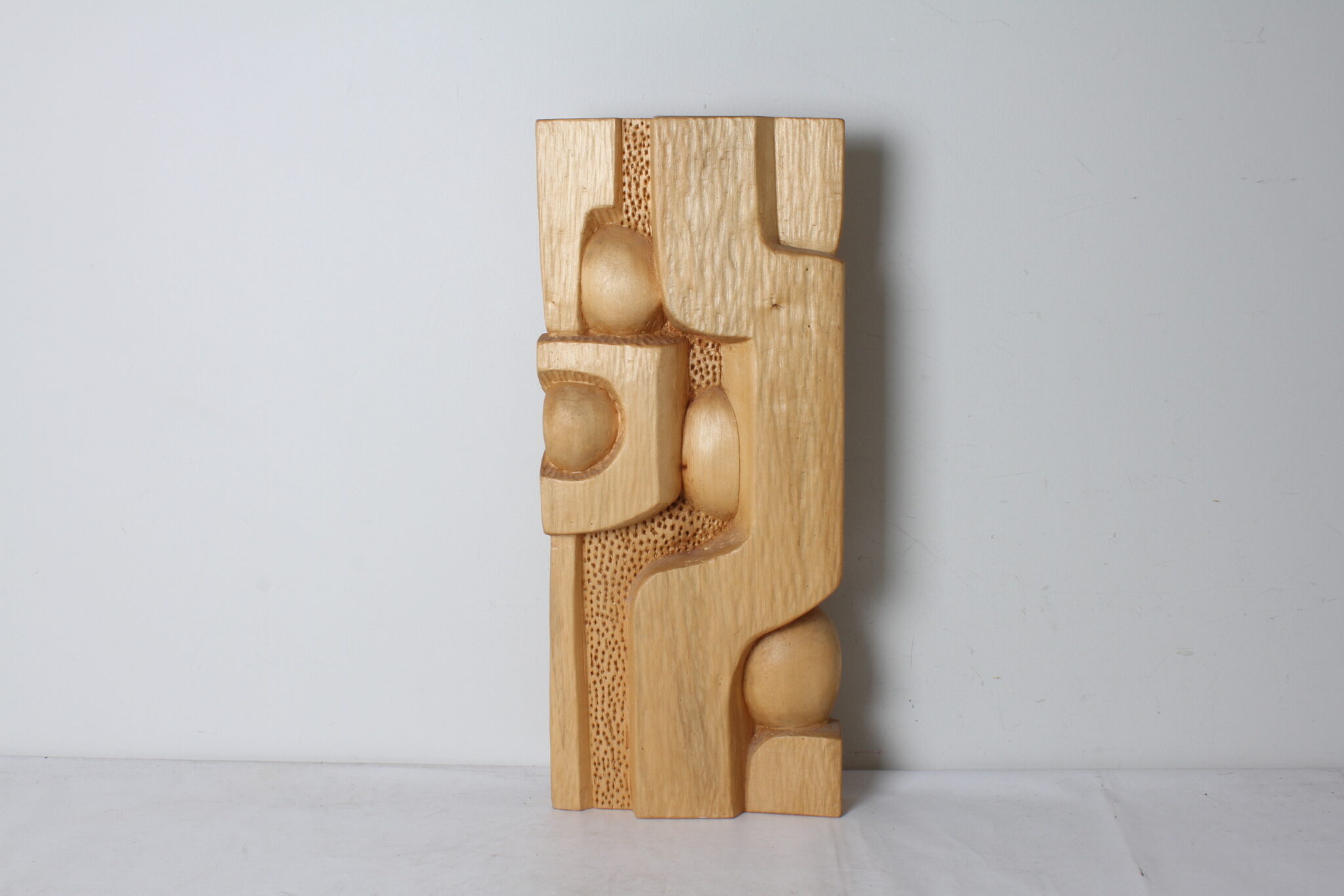 decoration-murale-sculpture-abstraite-en-bois-clair-brutaliste-organique-objets-deco-brocante-occasion-emmaus-scherwiller-etikette (4)