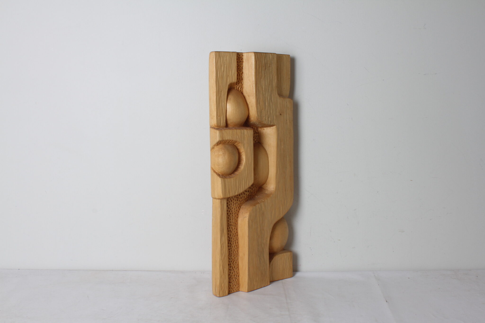 decoration-murale-sculpture-abstraite-en-bois-clair-brutaliste-organique-objets-deco-brocante-occasion-emmaus-scherwiller-etikette (5)