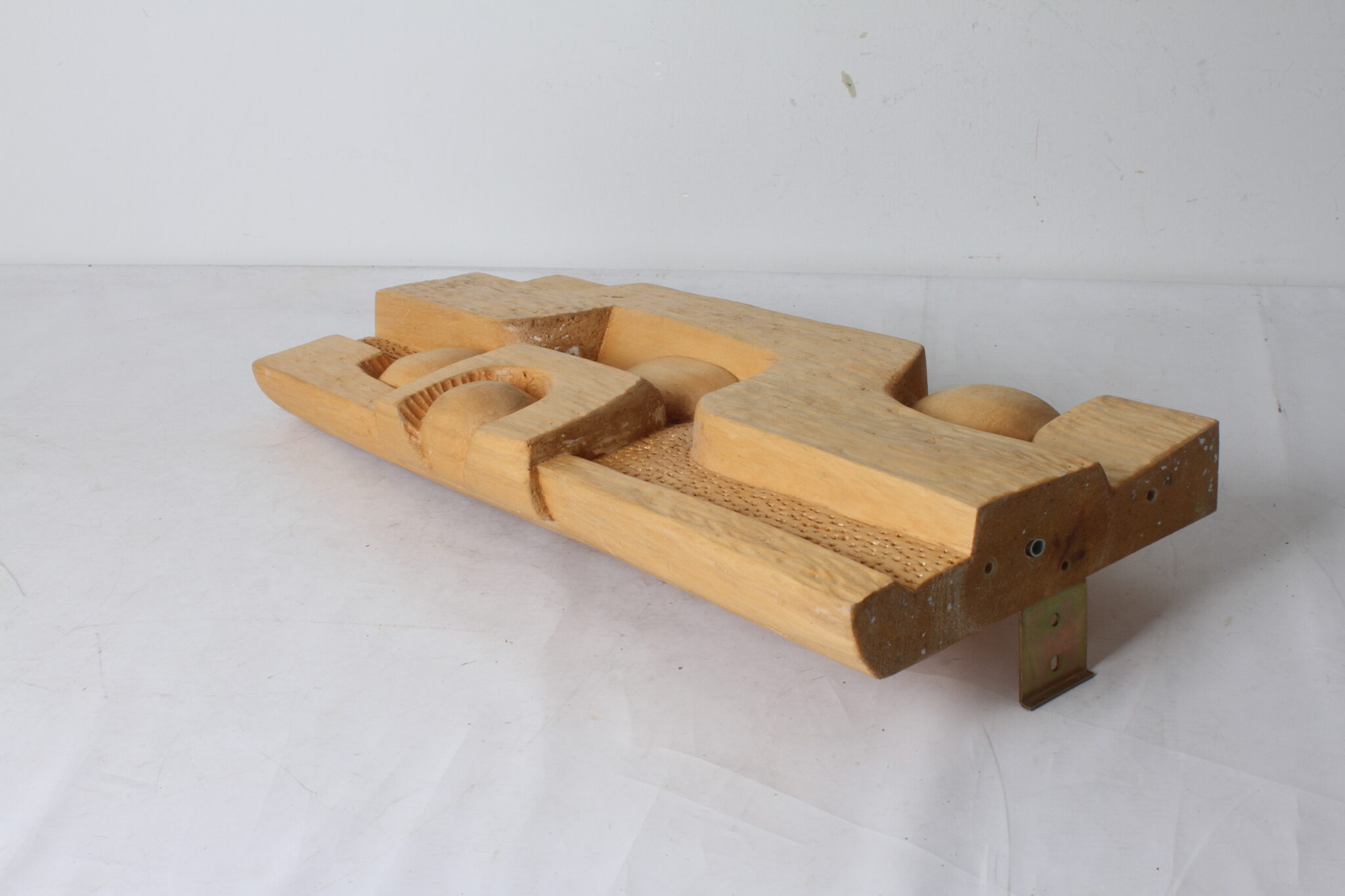 decoration-murale-sculpture-abstraite-en-bois-clair-brutaliste-organique-objets-deco-brocante-occasion-emmaus-scherwiller-etikette (6)