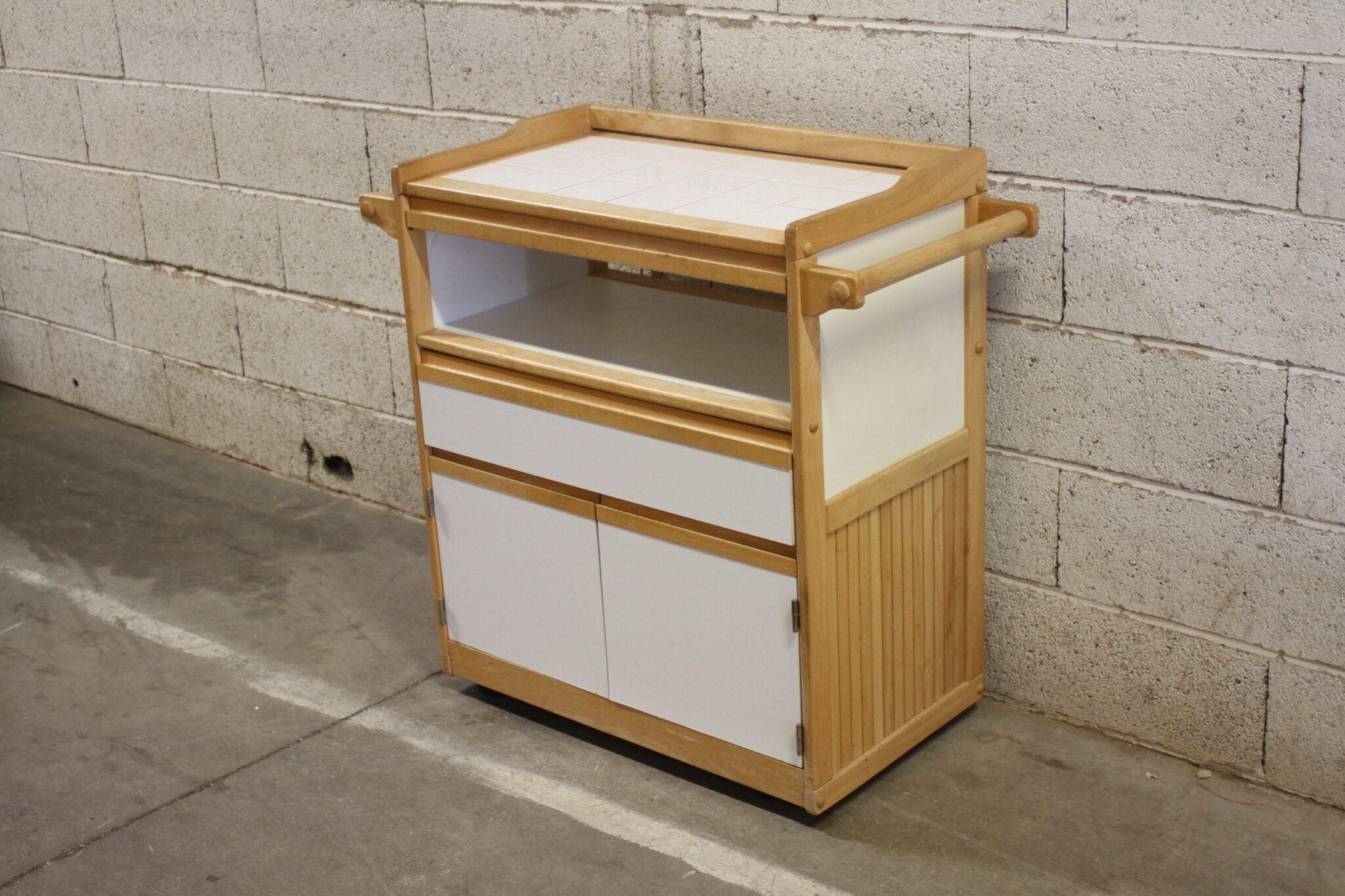 desserte-de-cuisine-sur-roulettes-2-portes-1-tiroir-1-niche-1-plateau-coulissant-mobilier-occasion-emmaus-scherwiller-etikette (2)