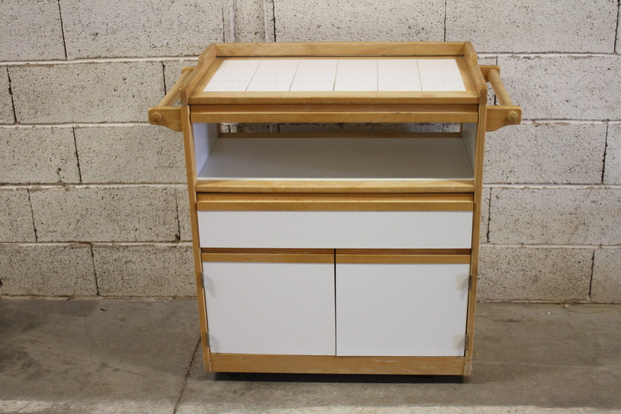 desserte-de-cuisine-sur-roulettes-2-portes-1-tiroir-1-niche-1-plateau-coulissant-mobilier-occasion-emmaus-scherwiller-etikette (3)