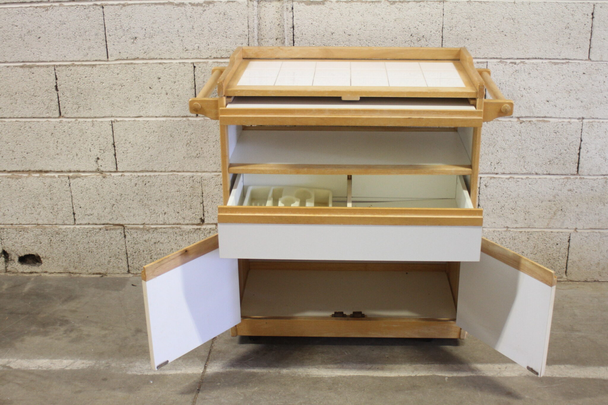 desserte-de-cuisine-sur-roulettes-2-portes-1-tiroir-1-niche-1-plateau-coulissant-mobilier-occasion-emmaus-scherwiller-etikette (4)