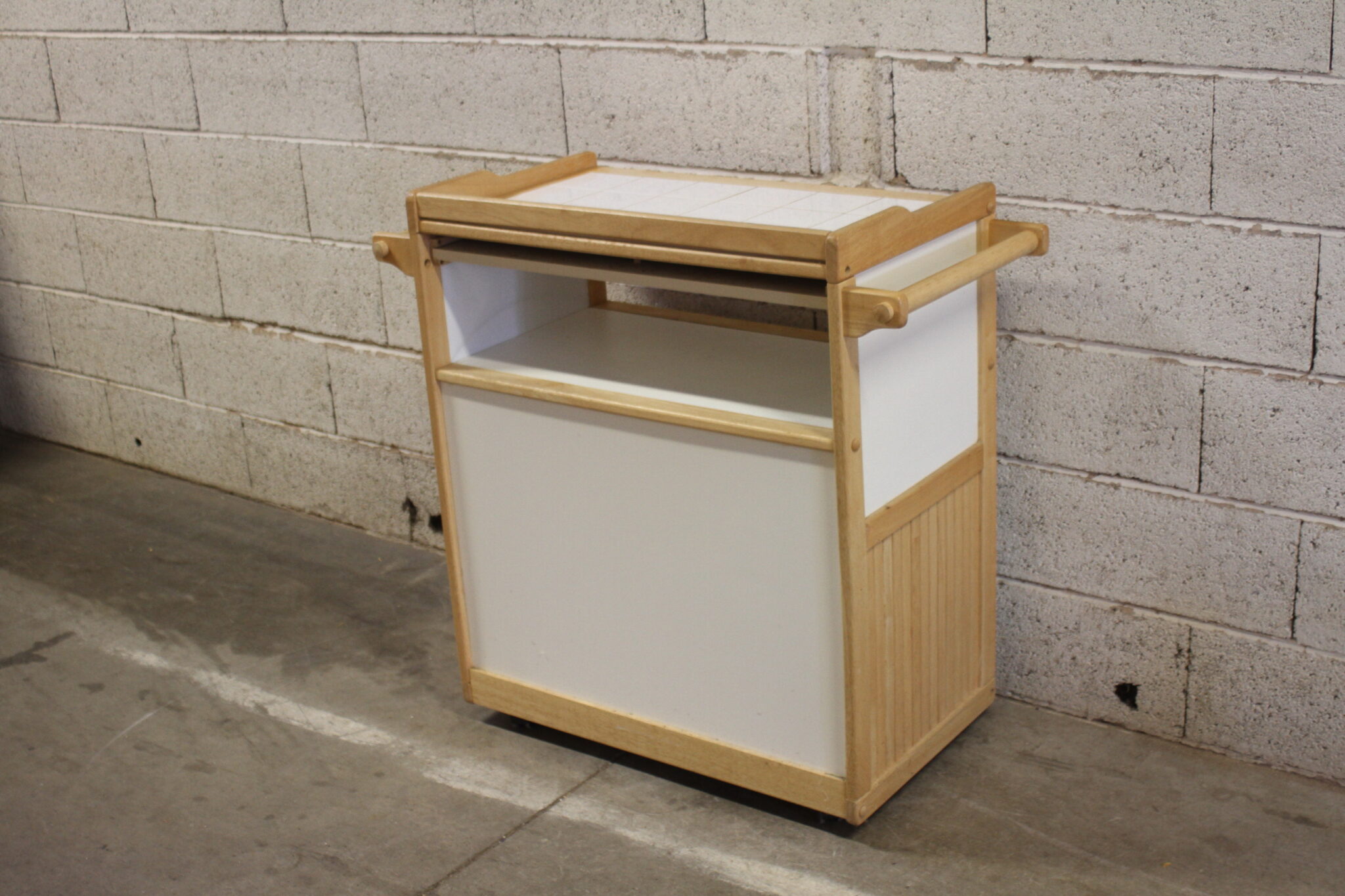 desserte-de-cuisine-sur-roulettes-2-portes-1-tiroir-1-niche-1-plateau-coulissant-mobilier-occasion-emmaus-scherwiller-etikette (5)