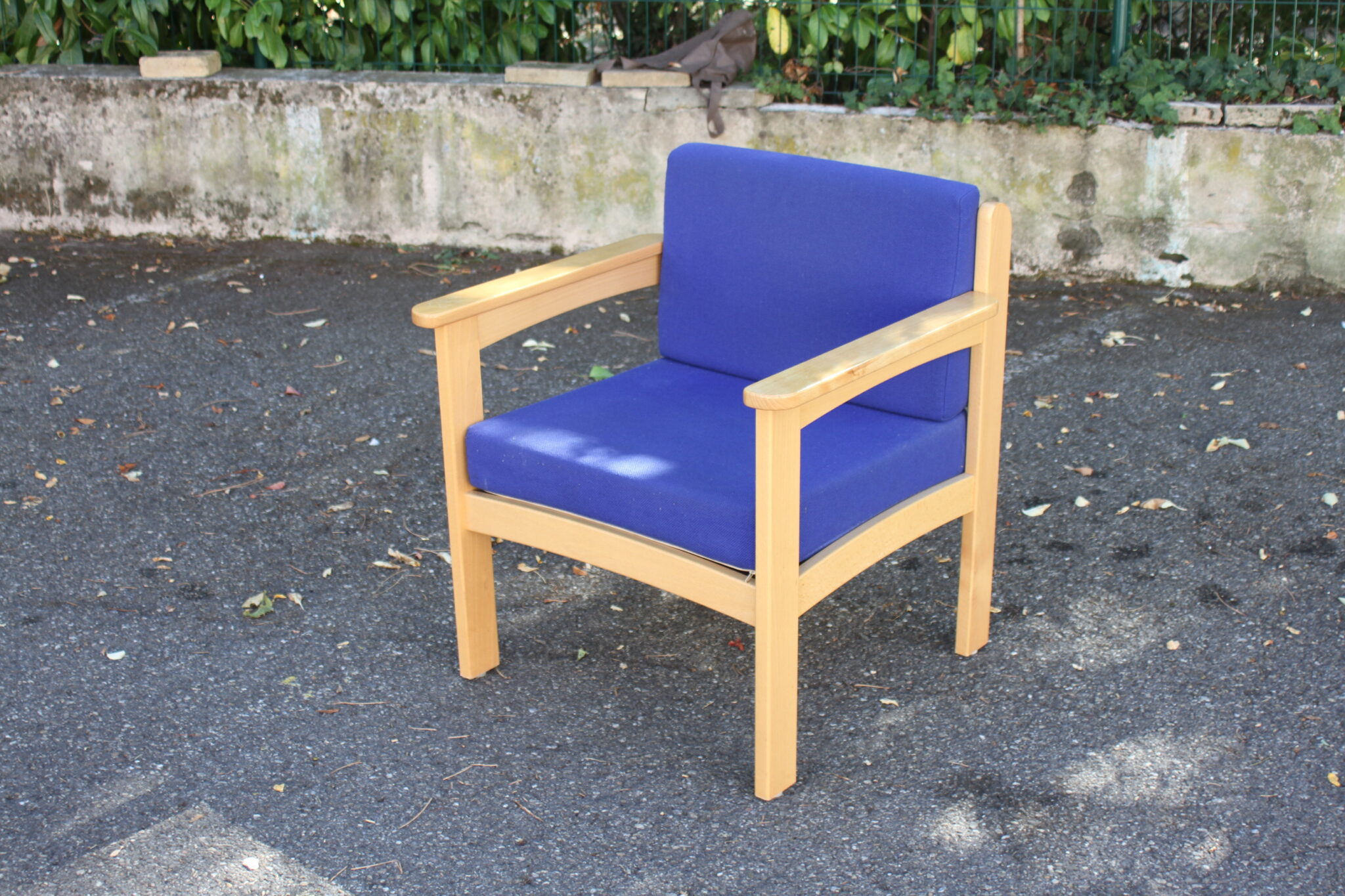 fauteuil-d'appoint-design-scandinave-structure-bois-clair-coussins-bleu-mobilier-brocante-occasion-emmaus-scherwiller-etikette (2)