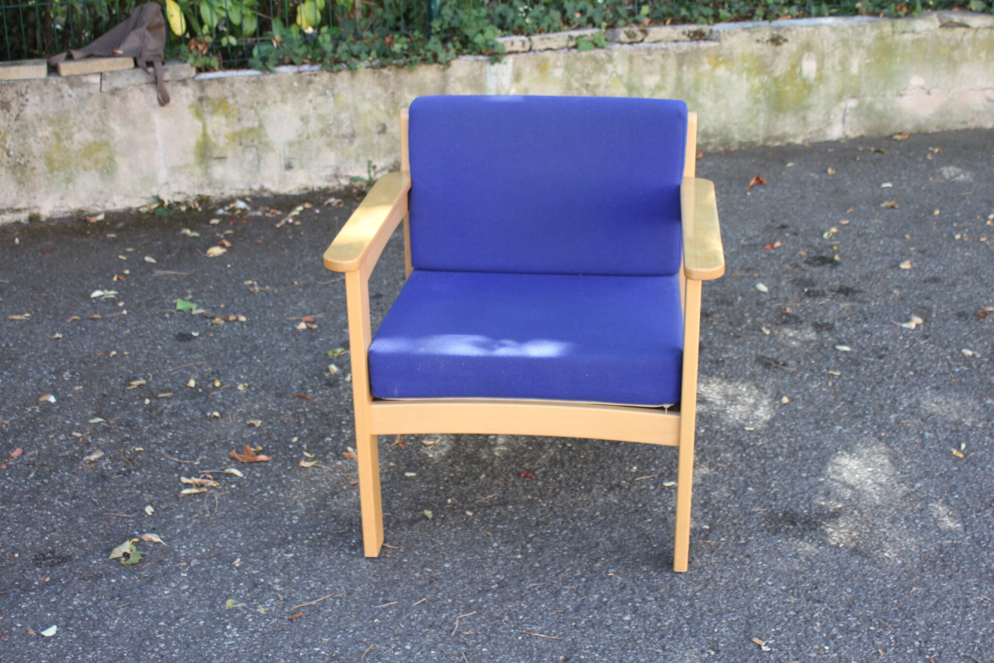 fauteuil-d'appoint-design-scandinave-structure-bois-clair-coussins-bleu-mobilier-brocante-occasion-emmaus-scherwiller-etikette (3)