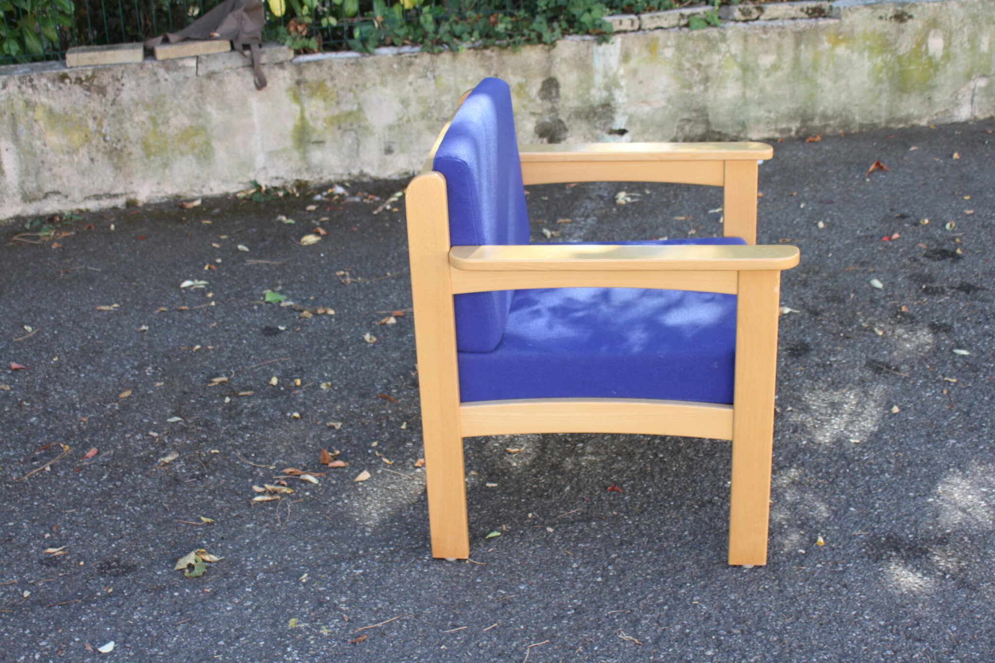 fauteuil-d'appoint-design-scandinave-structure-bois-clair-coussins-bleu-mobilier-brocante-occasion-emmaus-scherwiller-etikette (4)