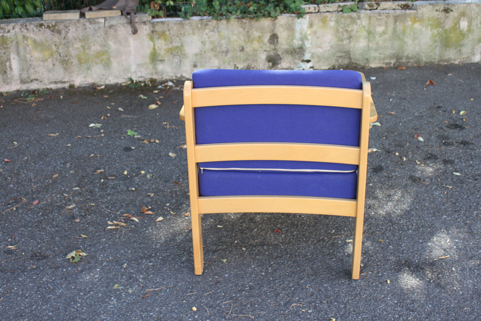 fauteuil-d'appoint-design-scandinave-structure-bois-clair-coussins-bleu-mobilier-brocante-occasion-emmaus-scherwiller-etikette (5)