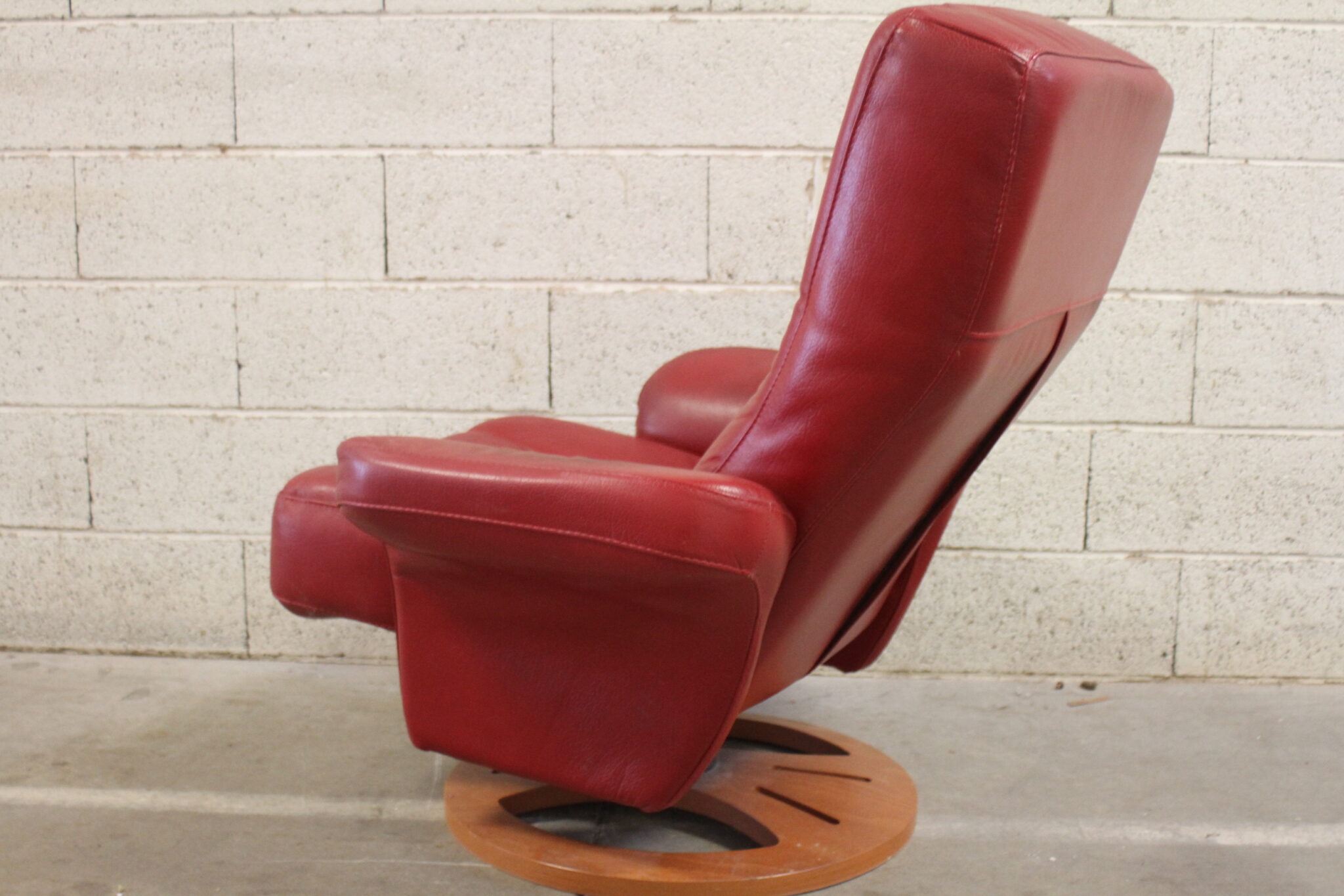 Fauteuil relax en cuir rouge – Image 4