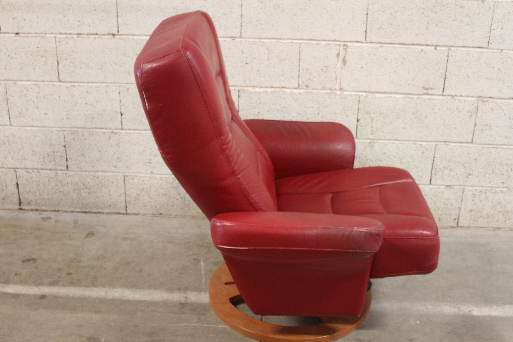 Fauteuil relax en cuir rouge – Image 2