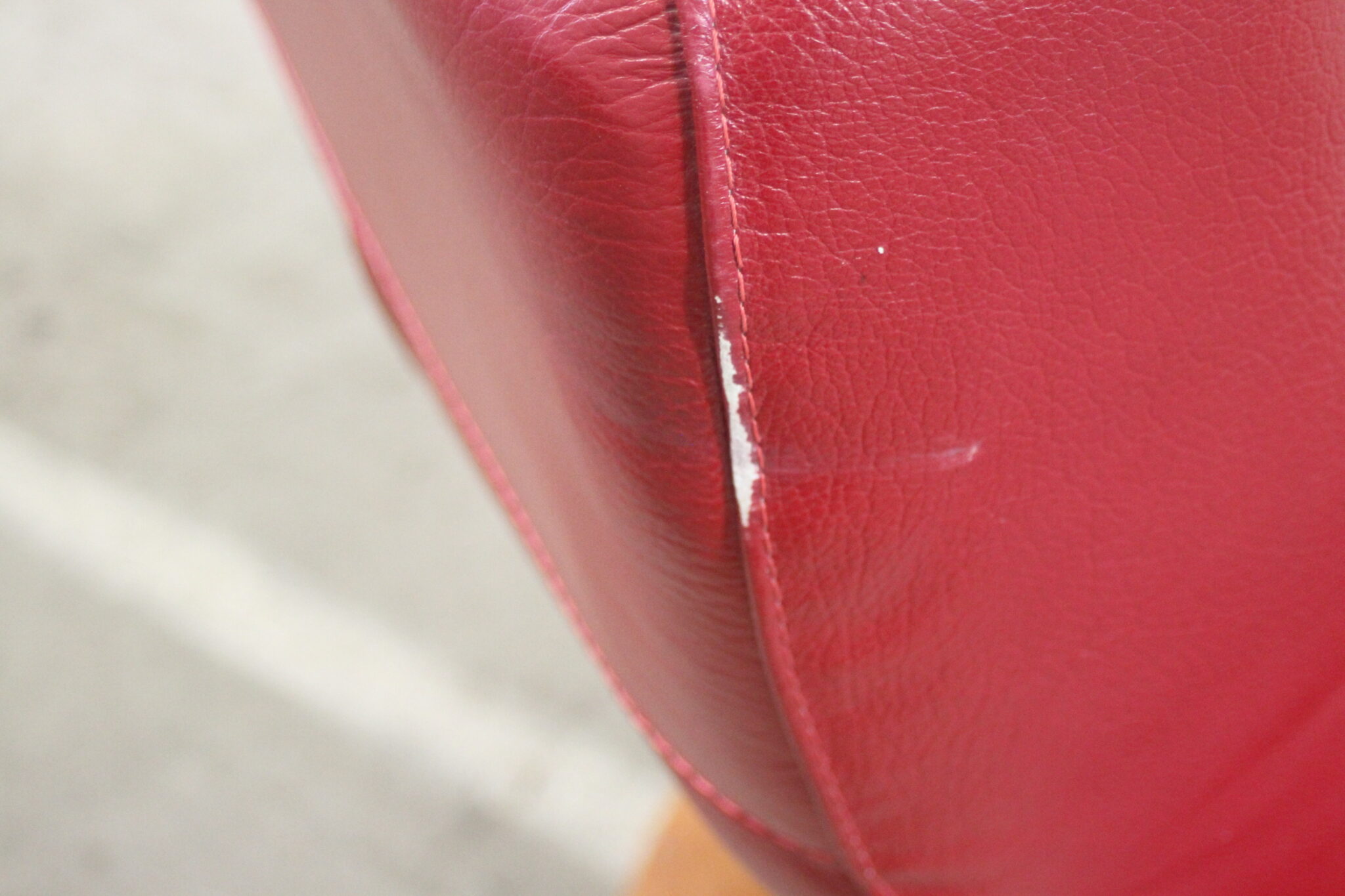 Fauteuil relax en cuir rouge – Image 6