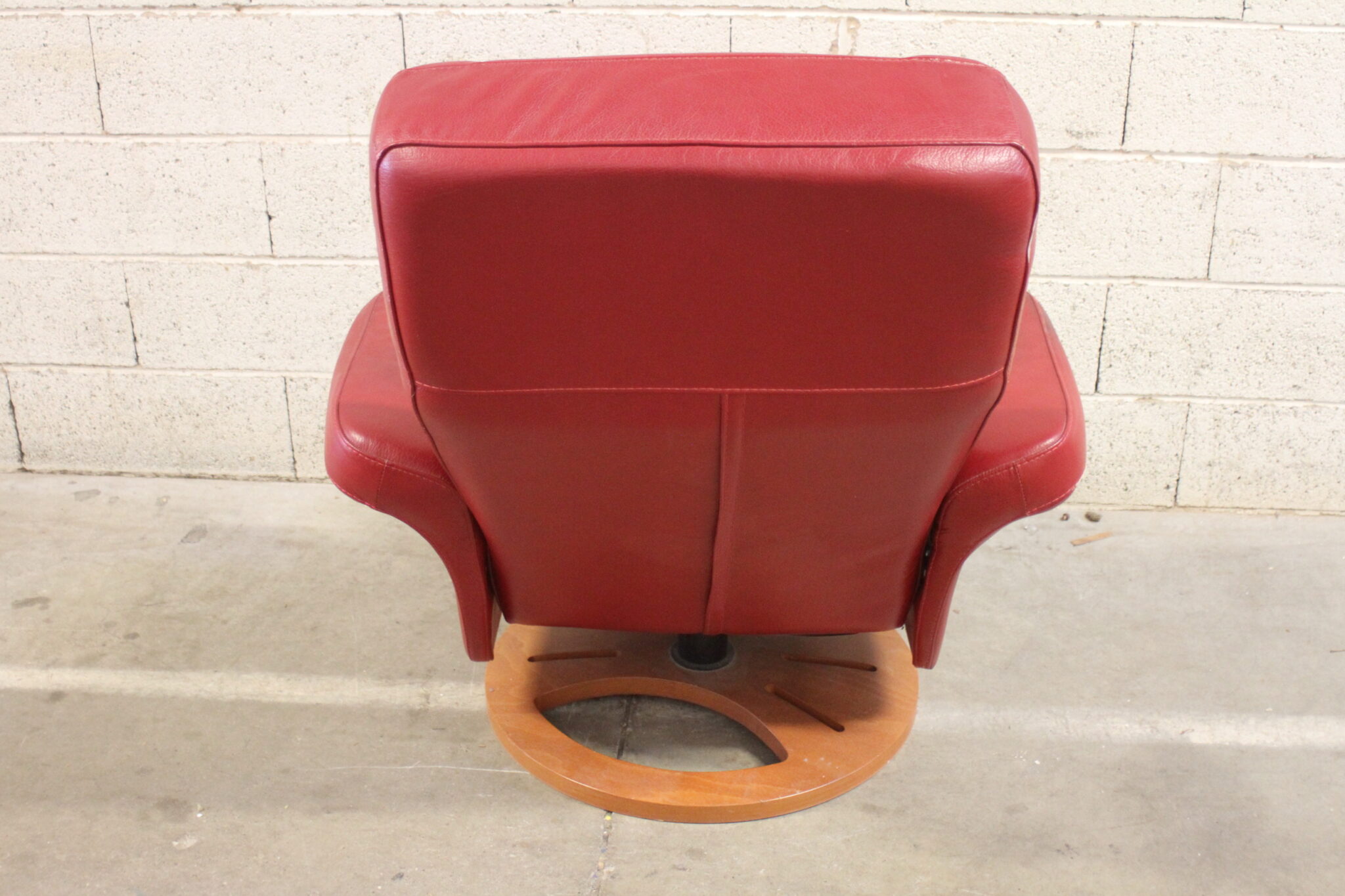 Fauteuil relax en cuir rouge – Image 5