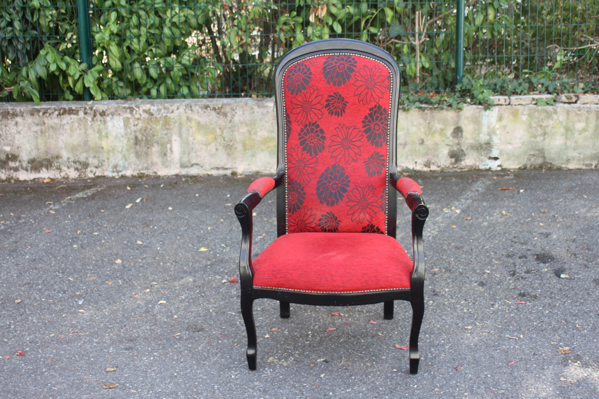 Fauteuil voltaire rouge et noir – Image 2