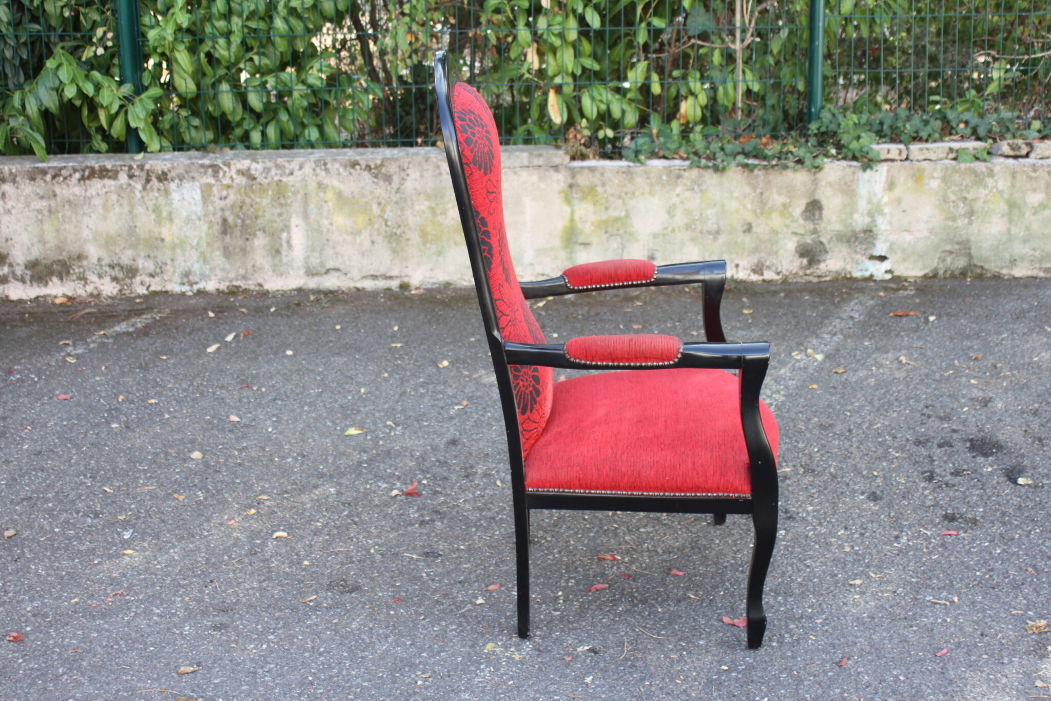Fauteuil voltaire rouge et noir – Image 3