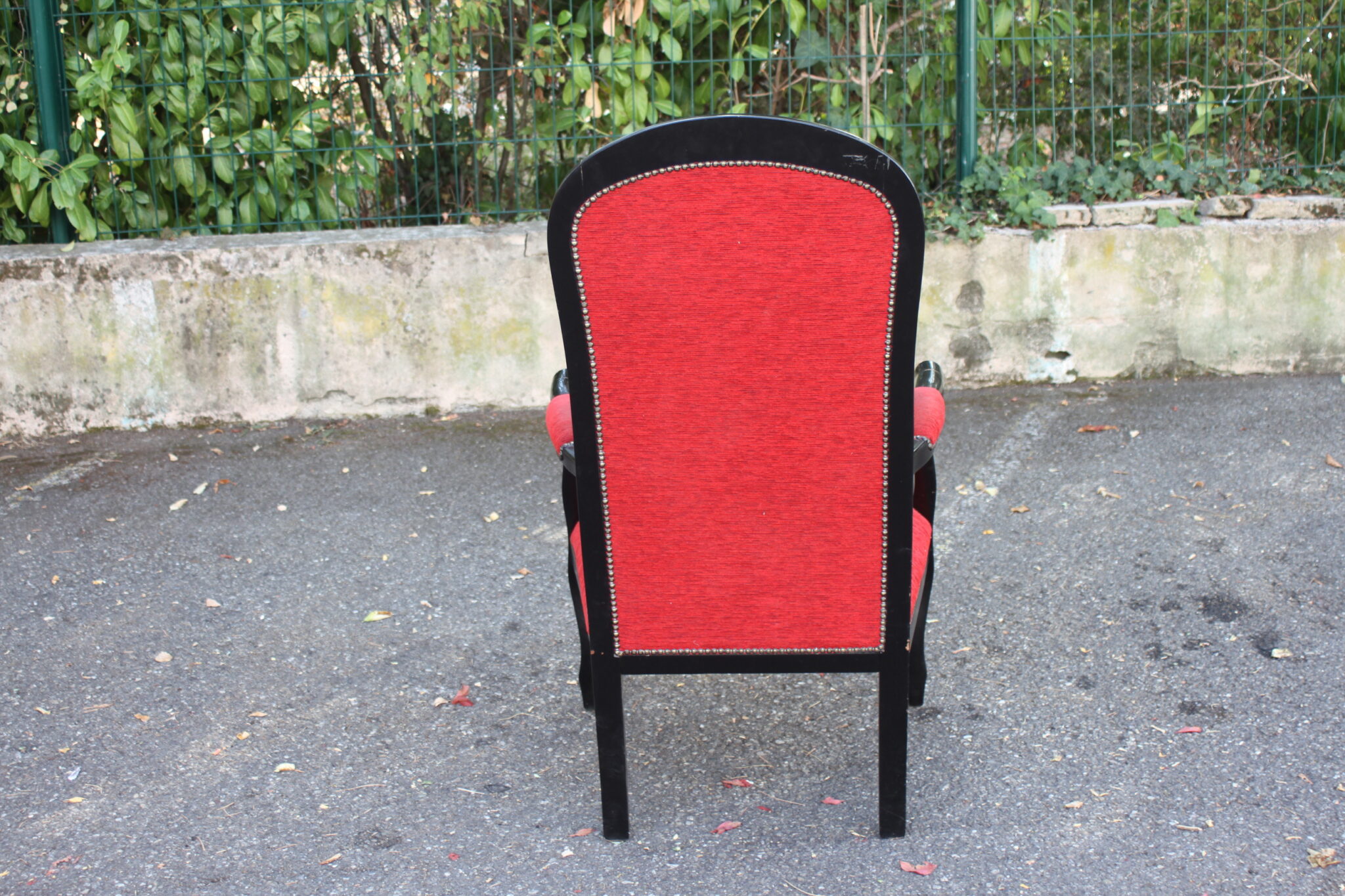 Fauteuil voltaire rouge et noir – Image 4